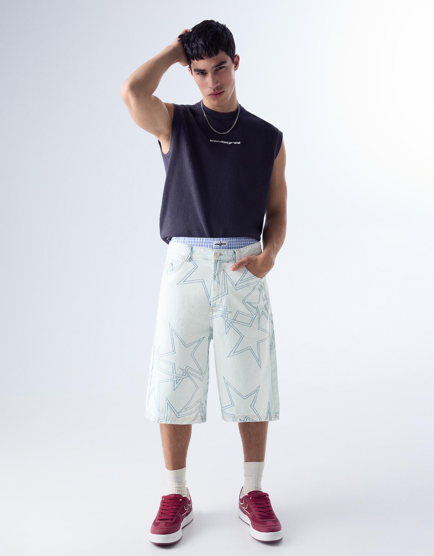 Bershka bermudy z denimu o kroju super baggy w gwiazdy jasnoniebieski