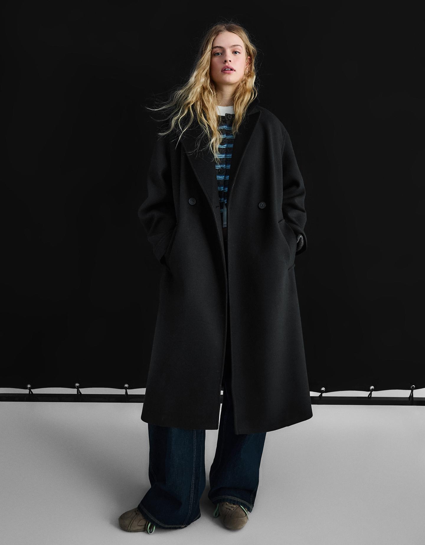 Bershka dwurzędowy płaszcz soft touch czarny