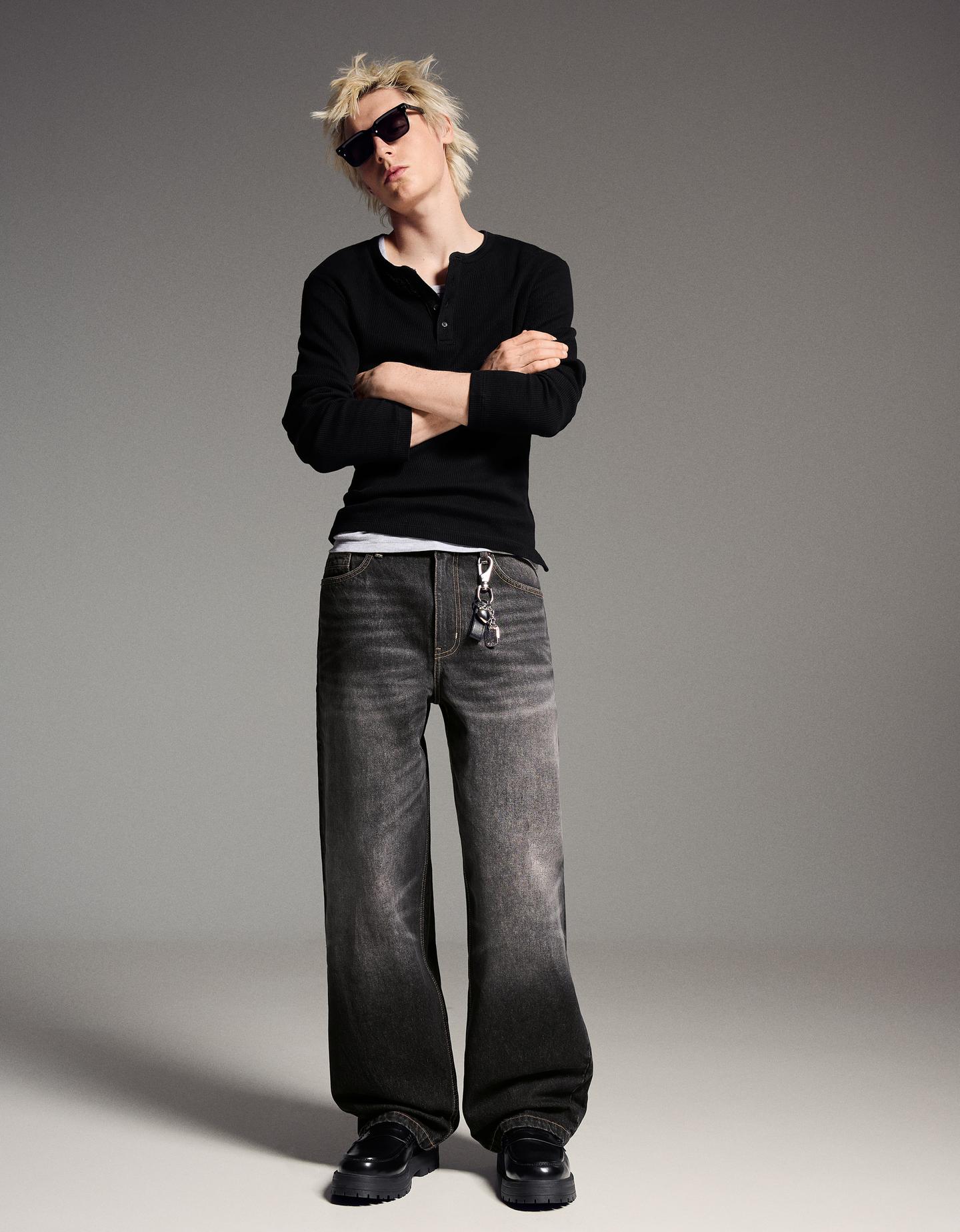Bershka jeansy o kroju super baggy czarny