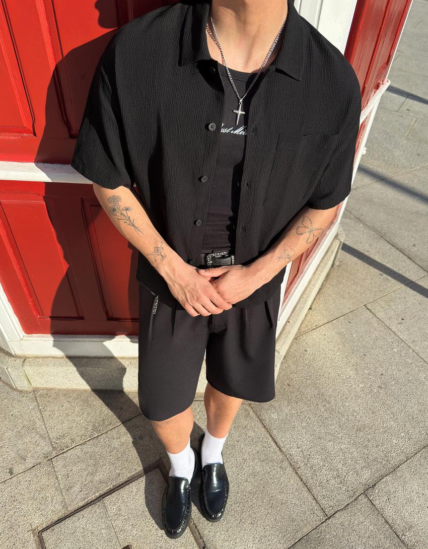 Plisowana koszula boxy z krótkim rękawem-Czarny