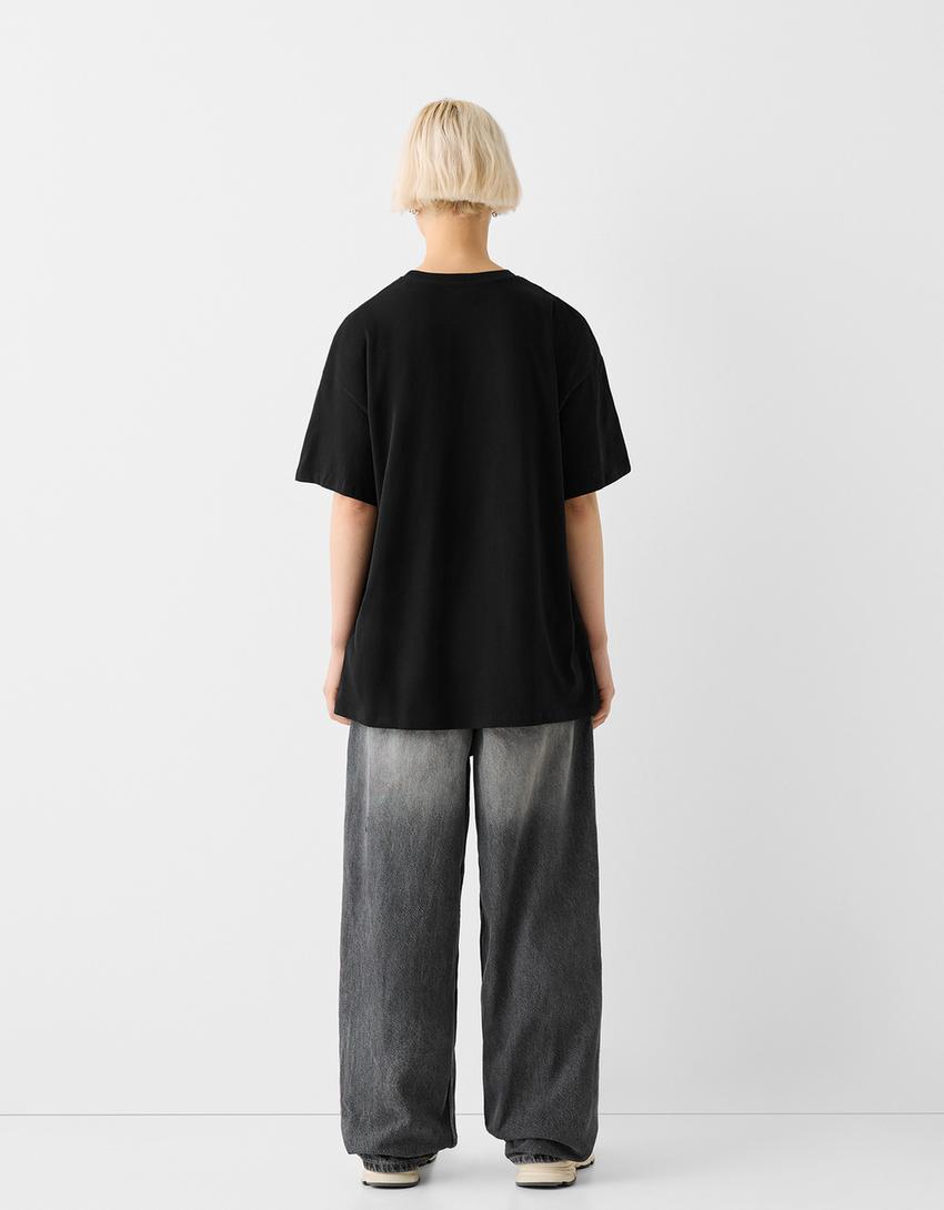 T-shirt manga curta oversize estampado-Preto-2