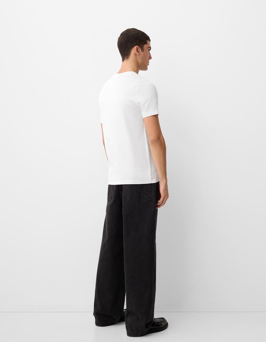 تيشرت أساسي بأكمام قصيرة-أبيض