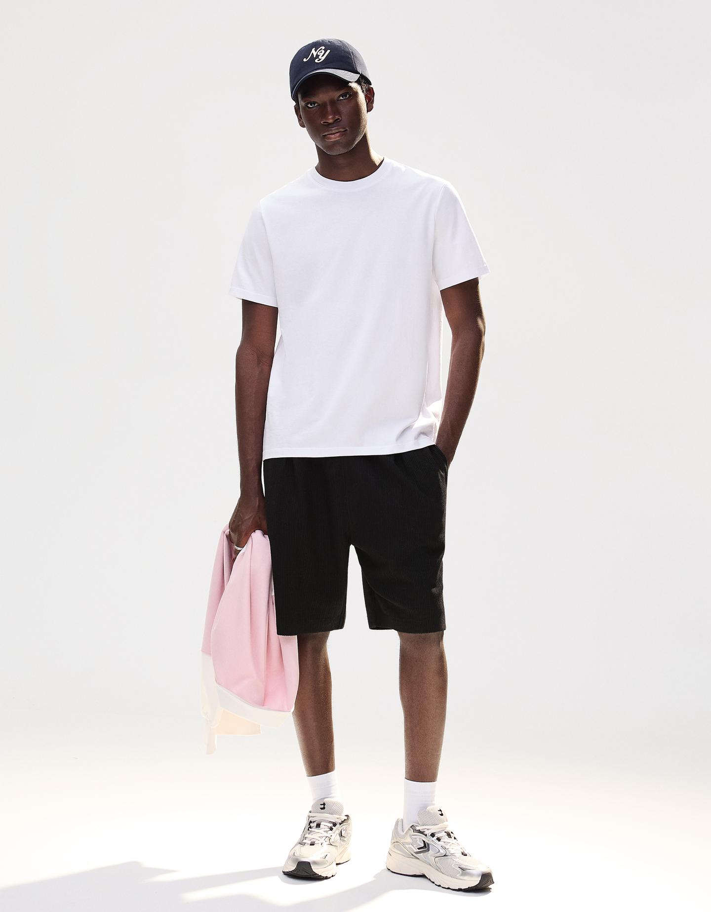 Bershka bermudy z fakturą pluszu czarny