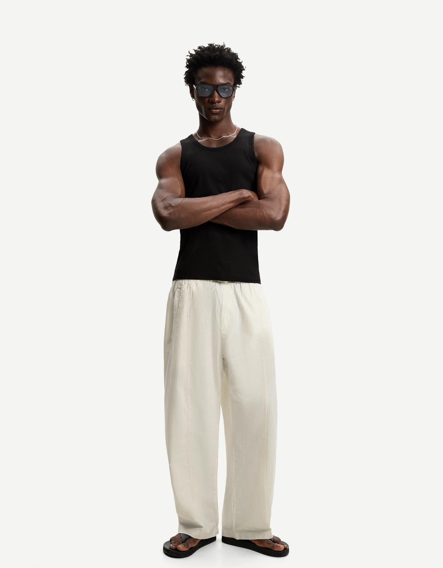 Bershka spodnie o kroju super baggy z deseniem w paski kremowy