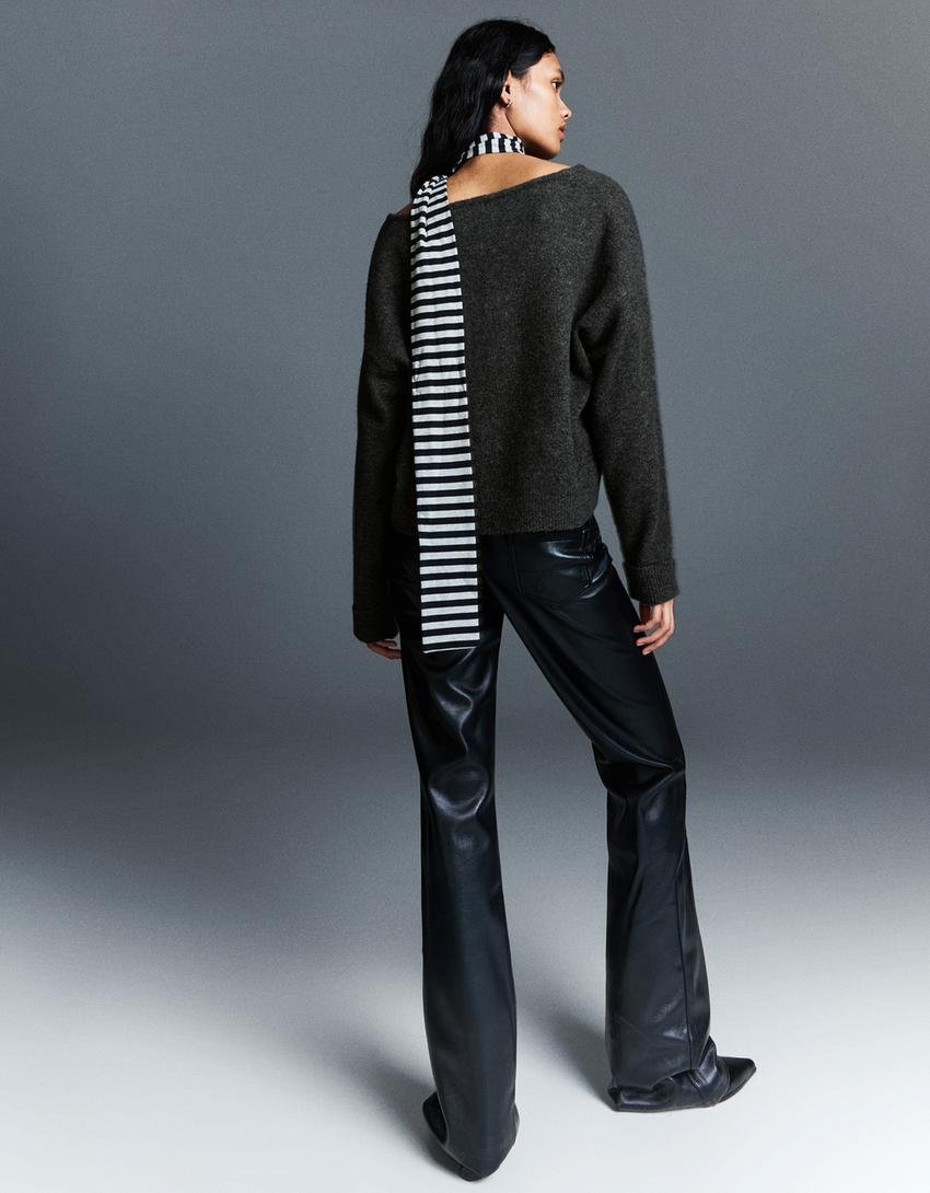 Sweter z dekoltem w serek soft touch-Ciemnoszary
