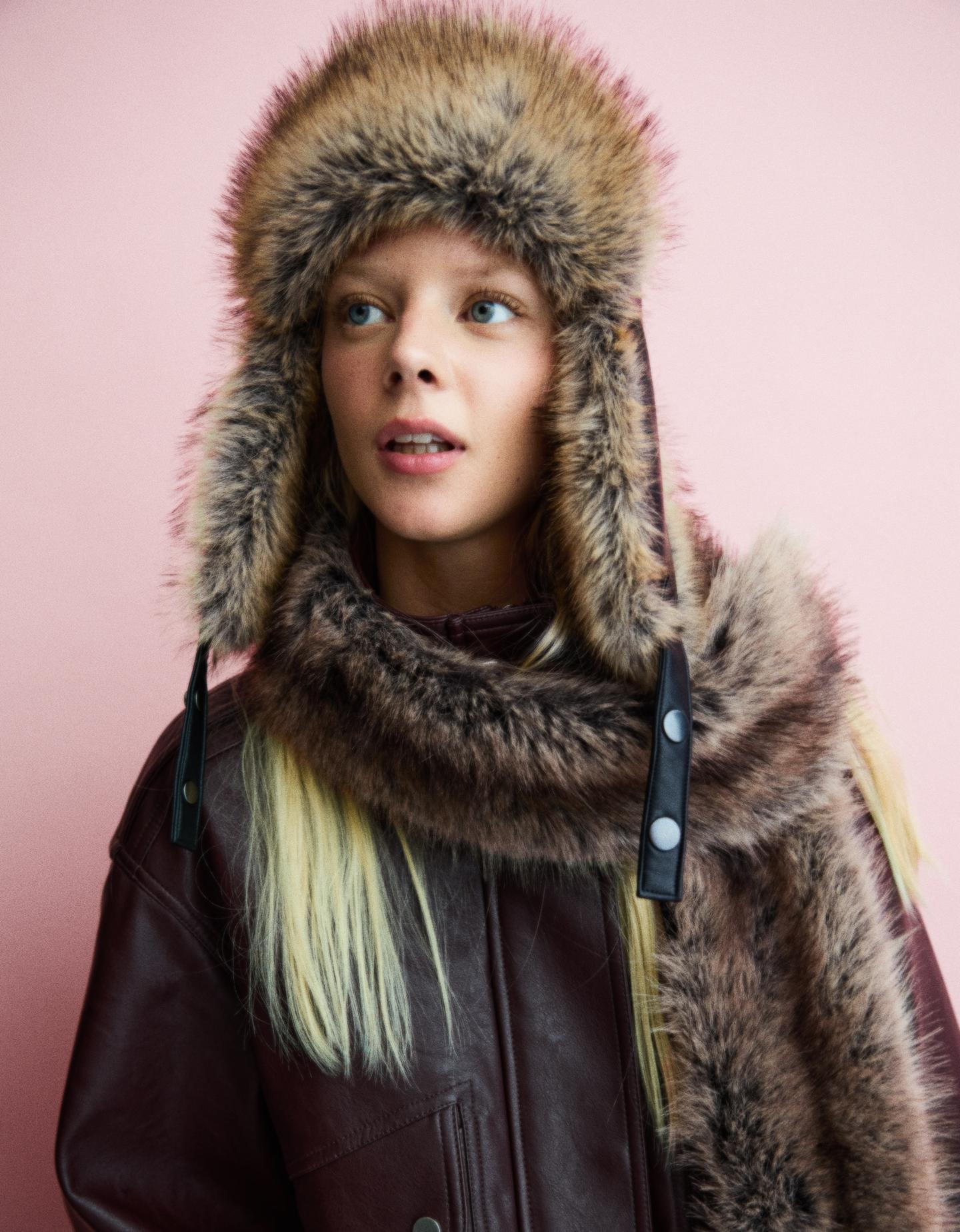 Bershka etole z efektem futra piaskowy