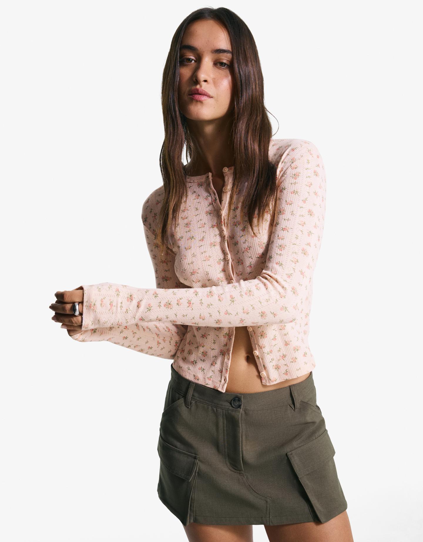 Bershka kardigan z ażurowym nadrukiem różowy