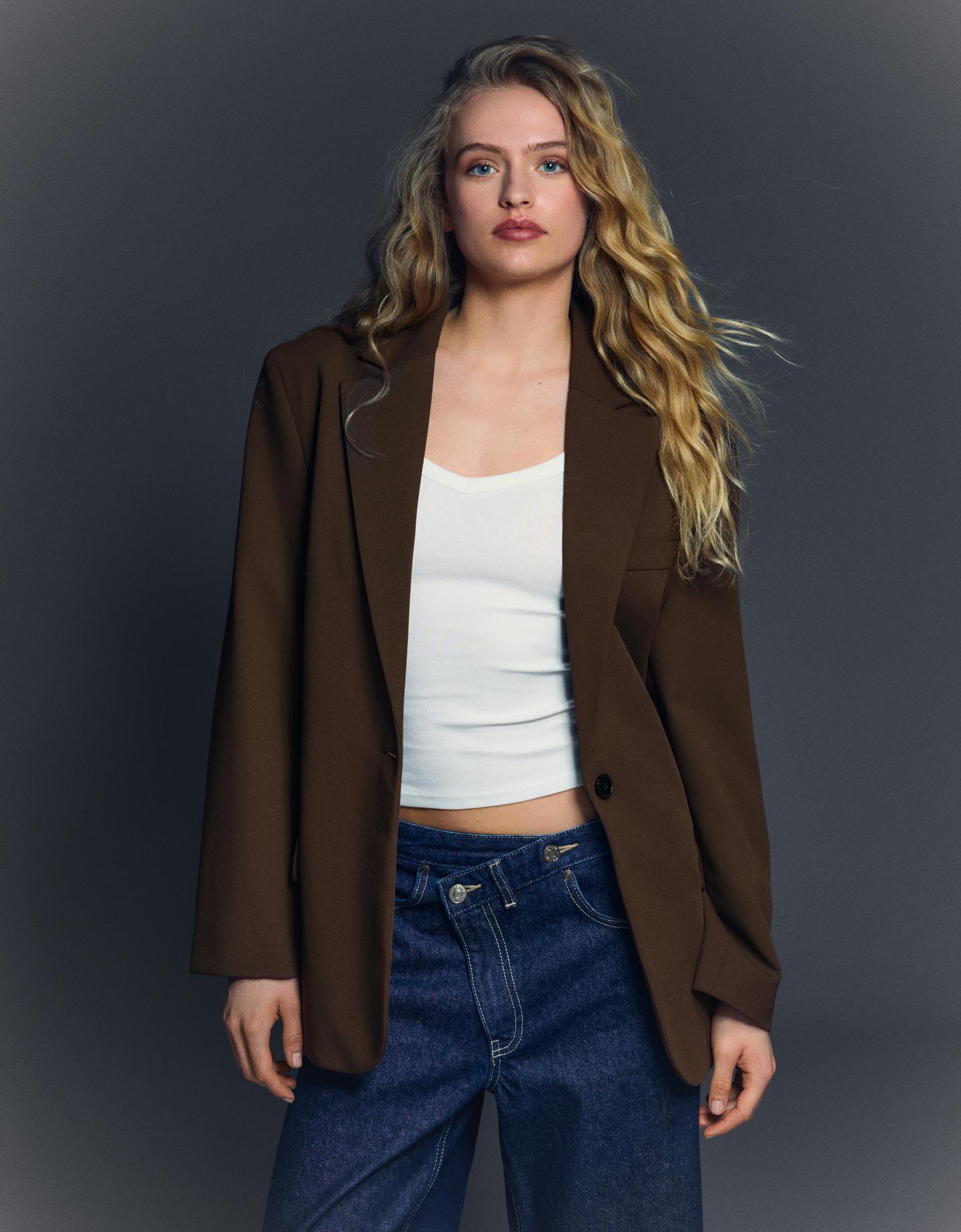 Bershka marynarka z klamrą z tyłu brązowy