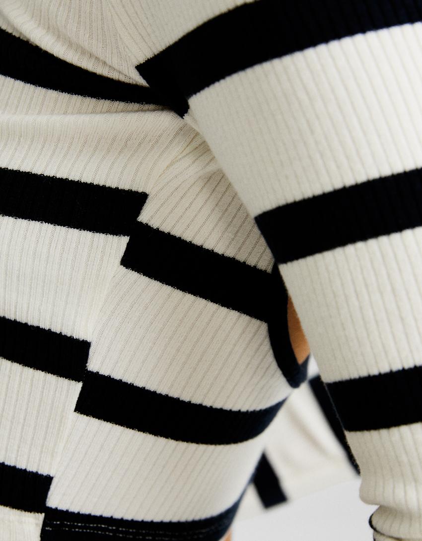 تيشرت محاك مقلّم بأكمام طويلة وفتحة خلفية-كريمي-5