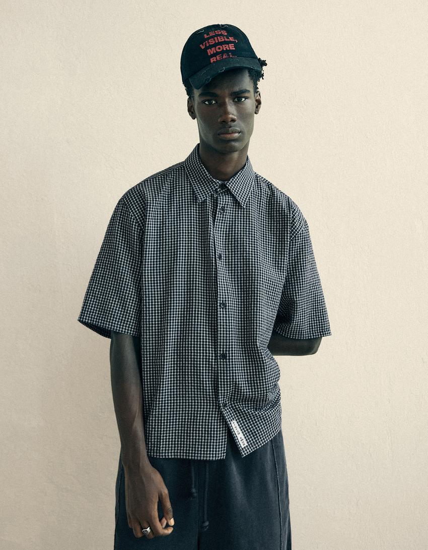 Short sleeve shirt with back print-Black