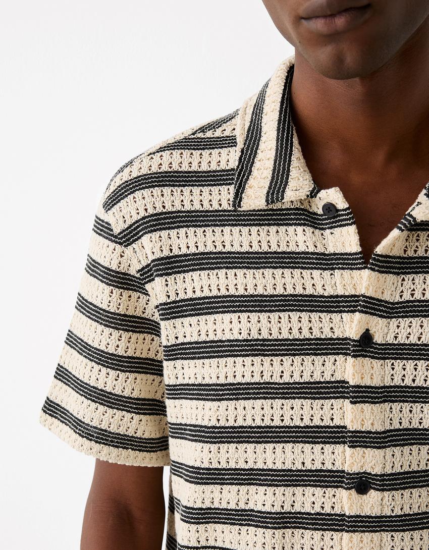 قميص مخطط بأكمام قصيرة وغرز مخرمة-أبيض / أسود-5