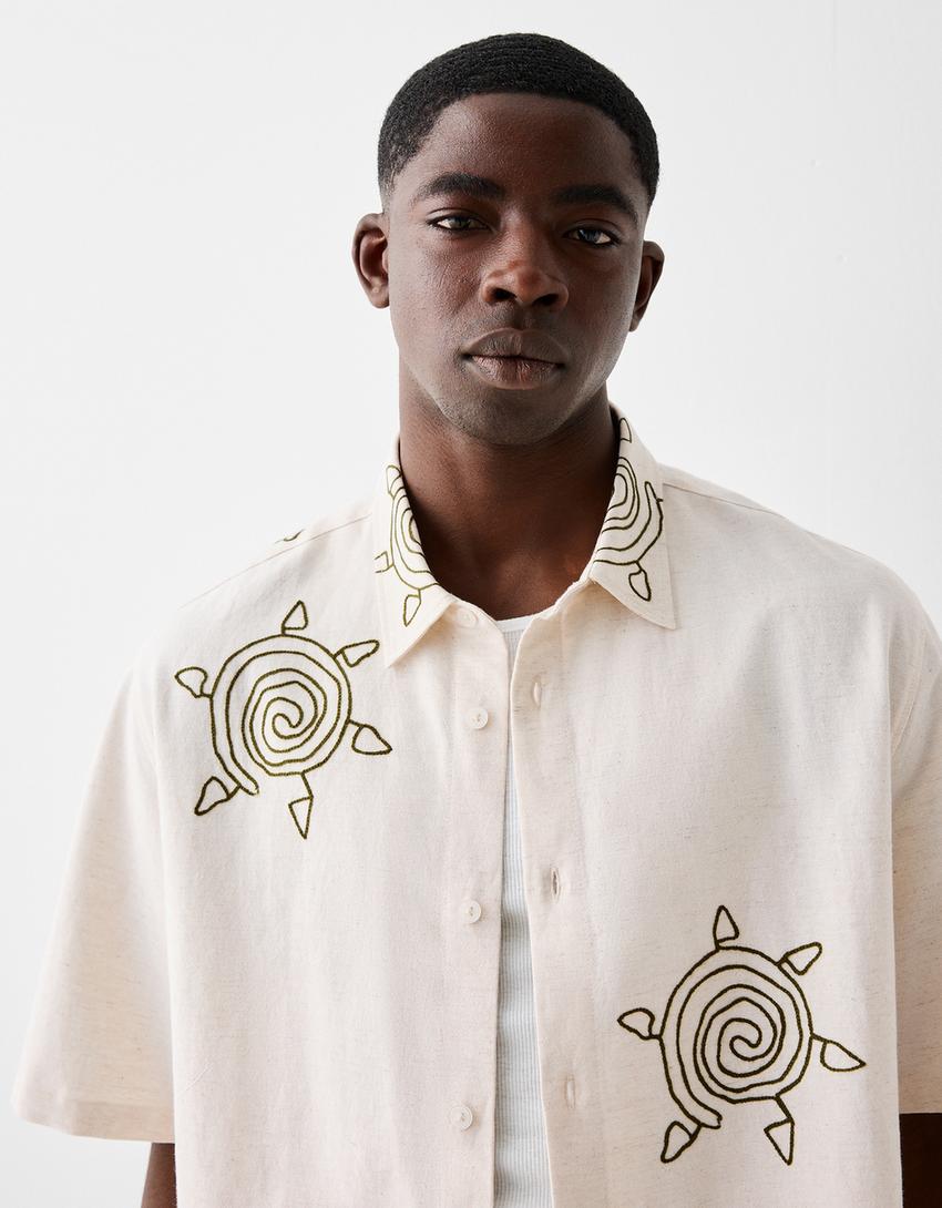 Риза в рустикален стил с къс ръкав и бродерия-Пясъчен цвят-2