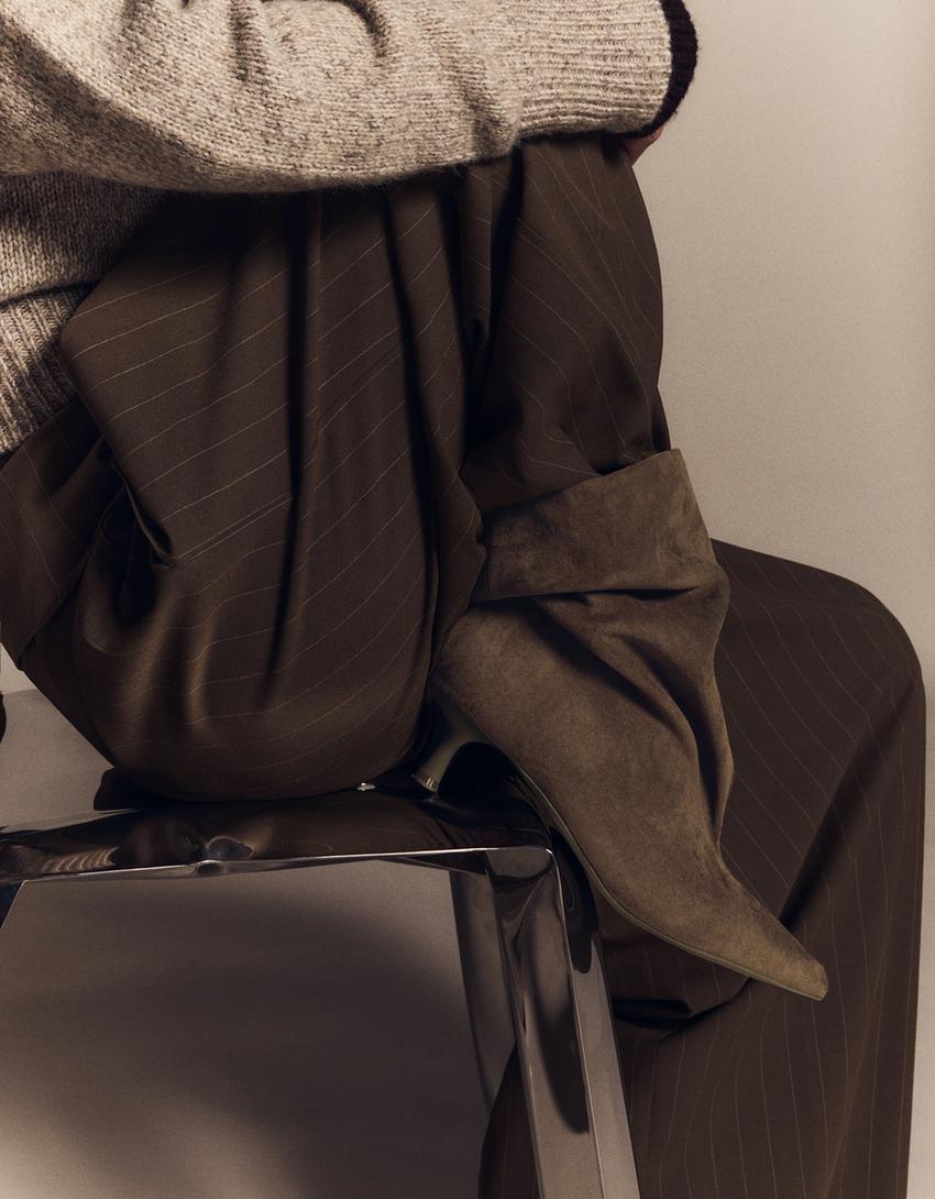 Slouchy-Stiefeletten mit Kitten-Heels-Gelbbraun