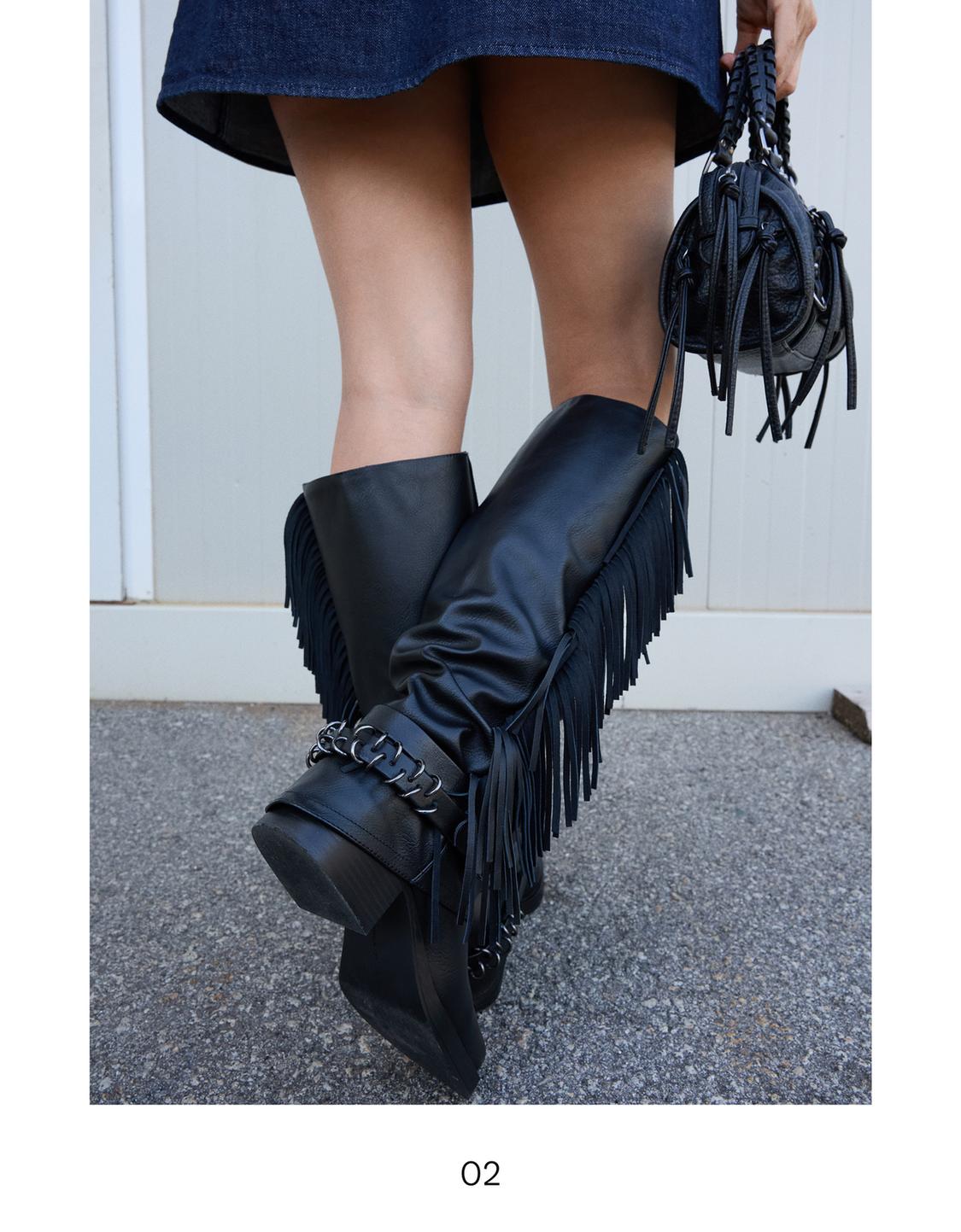 Flat gaiter boots with fringing