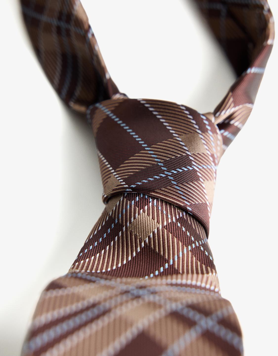 Checked tie