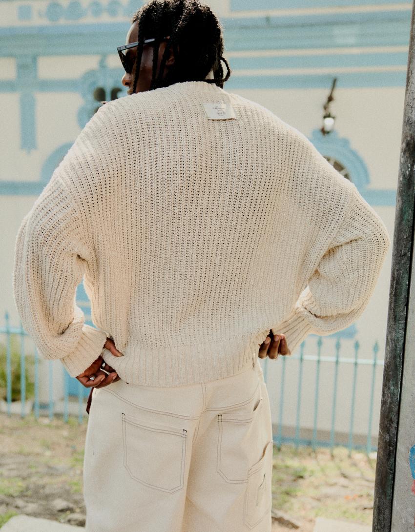 Suéter cropped de gola redonda-Areia