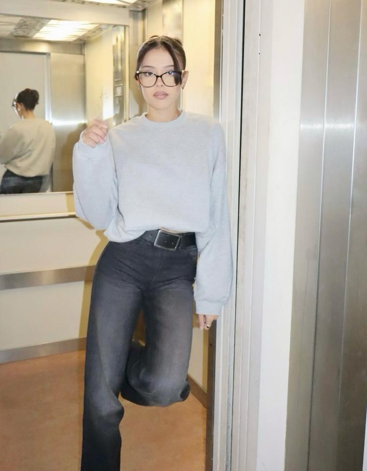 Oversize sweatshirt with pockets