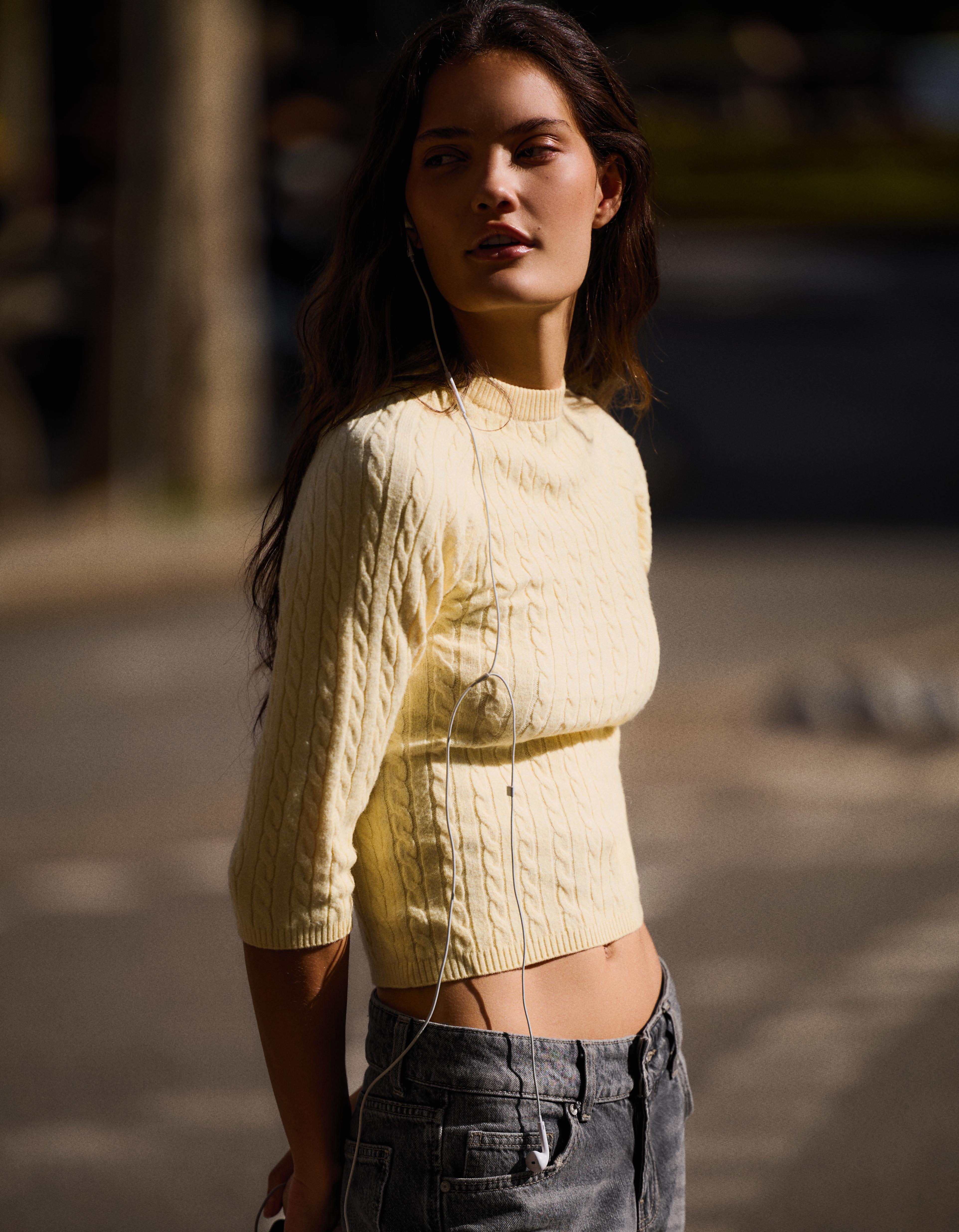 Bershka Dzianinowy Sweter Z Okrągłym Dekoltem I Warkoczowym Splotem Kobieta Żółty