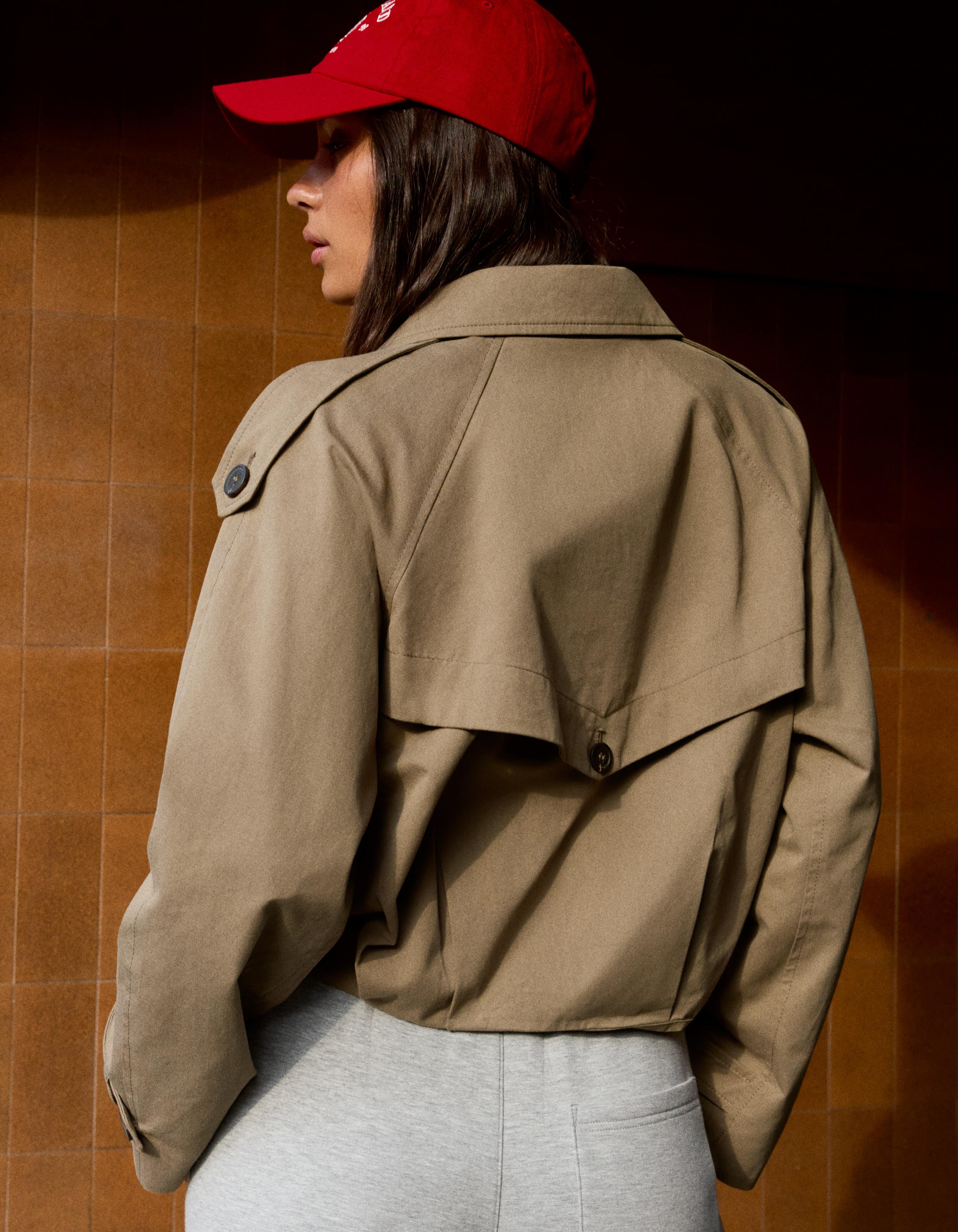 Pleated cropped trench coat — Mink