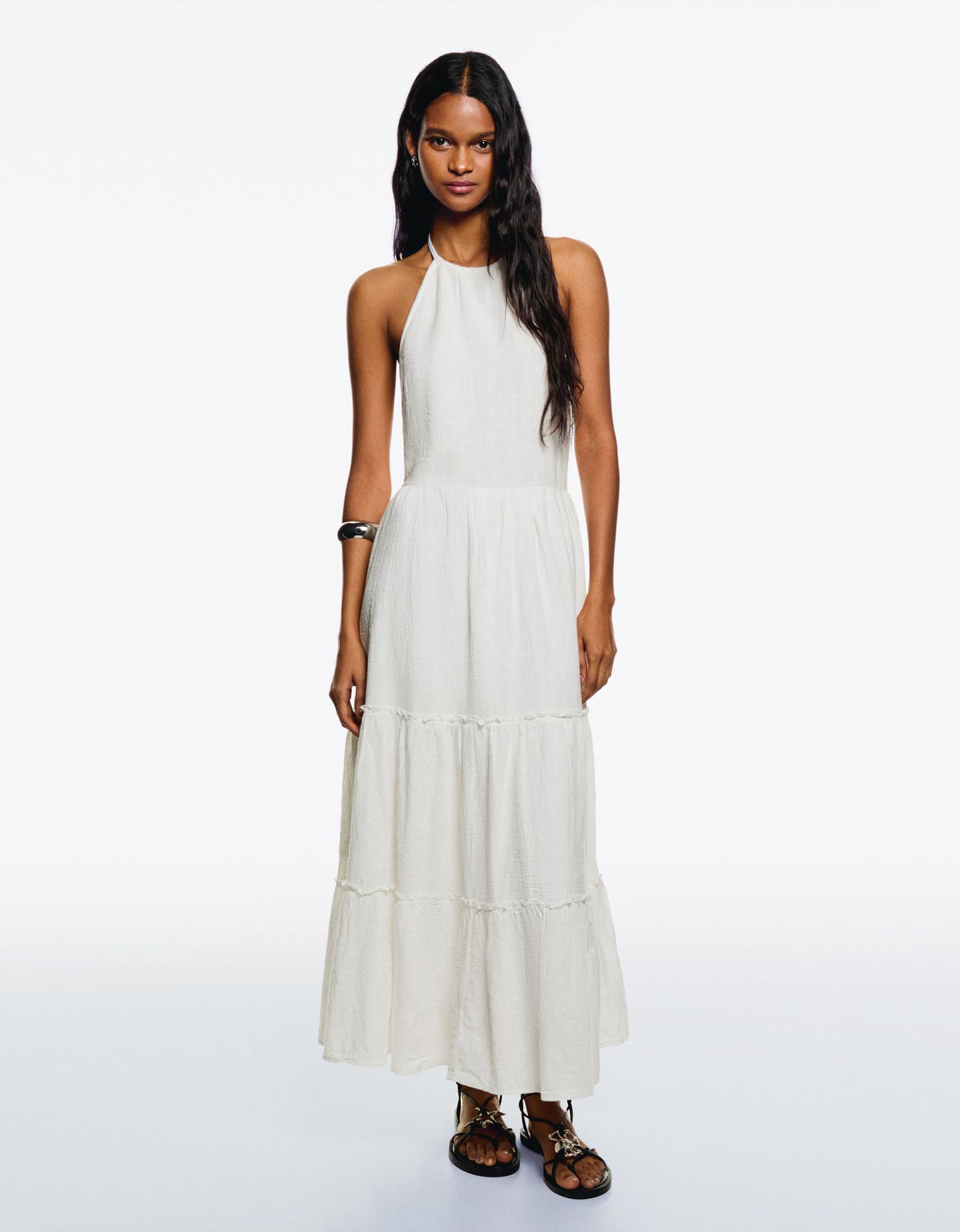 Bershka sukienka średniej długości z falbanami i dekoltem halter biały