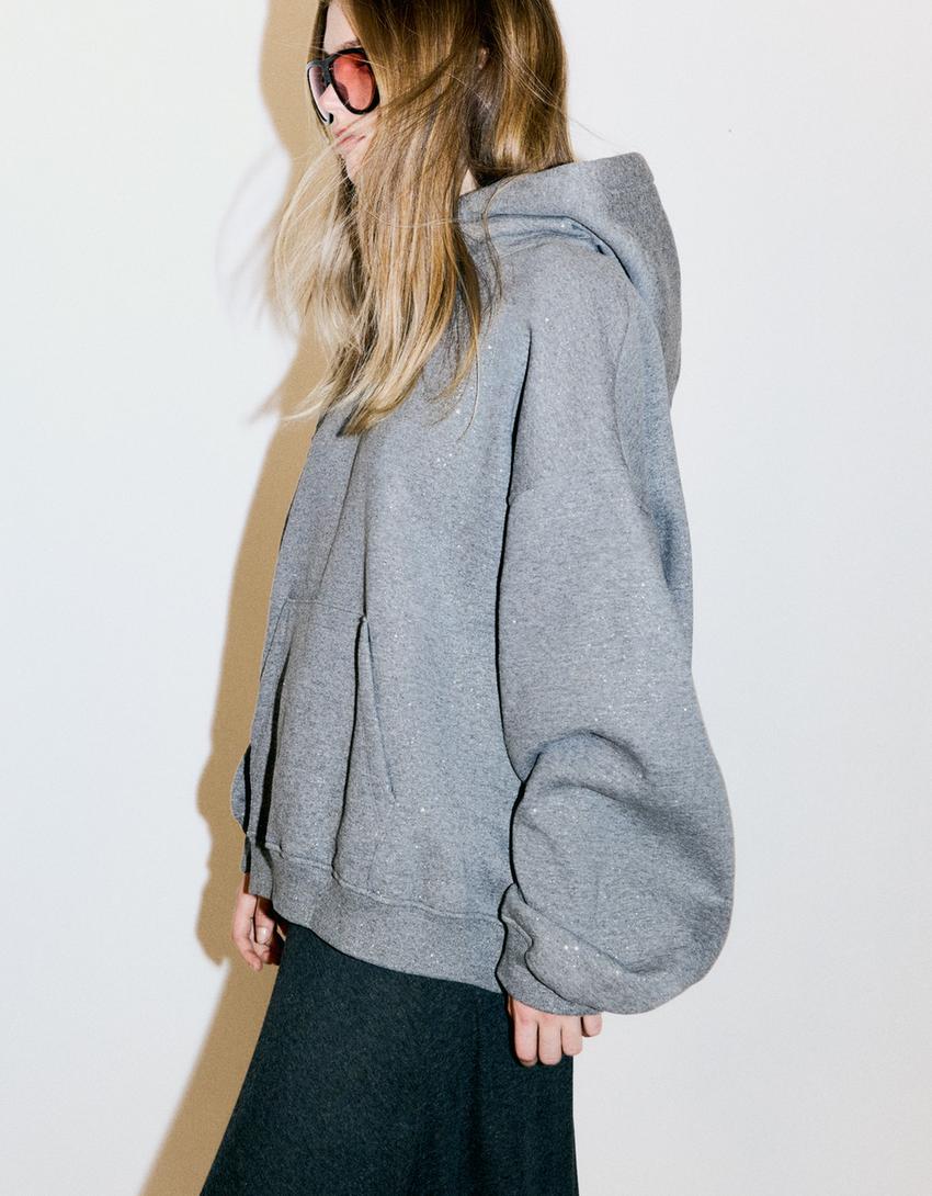Sweatshirt met glanzende capuchon Dames Bershka