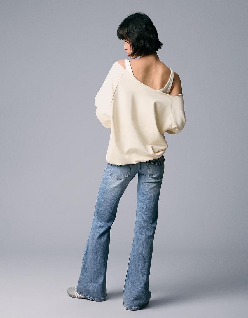 سويت شيرت بطبعة وتصميم غير متماثل-كريمي