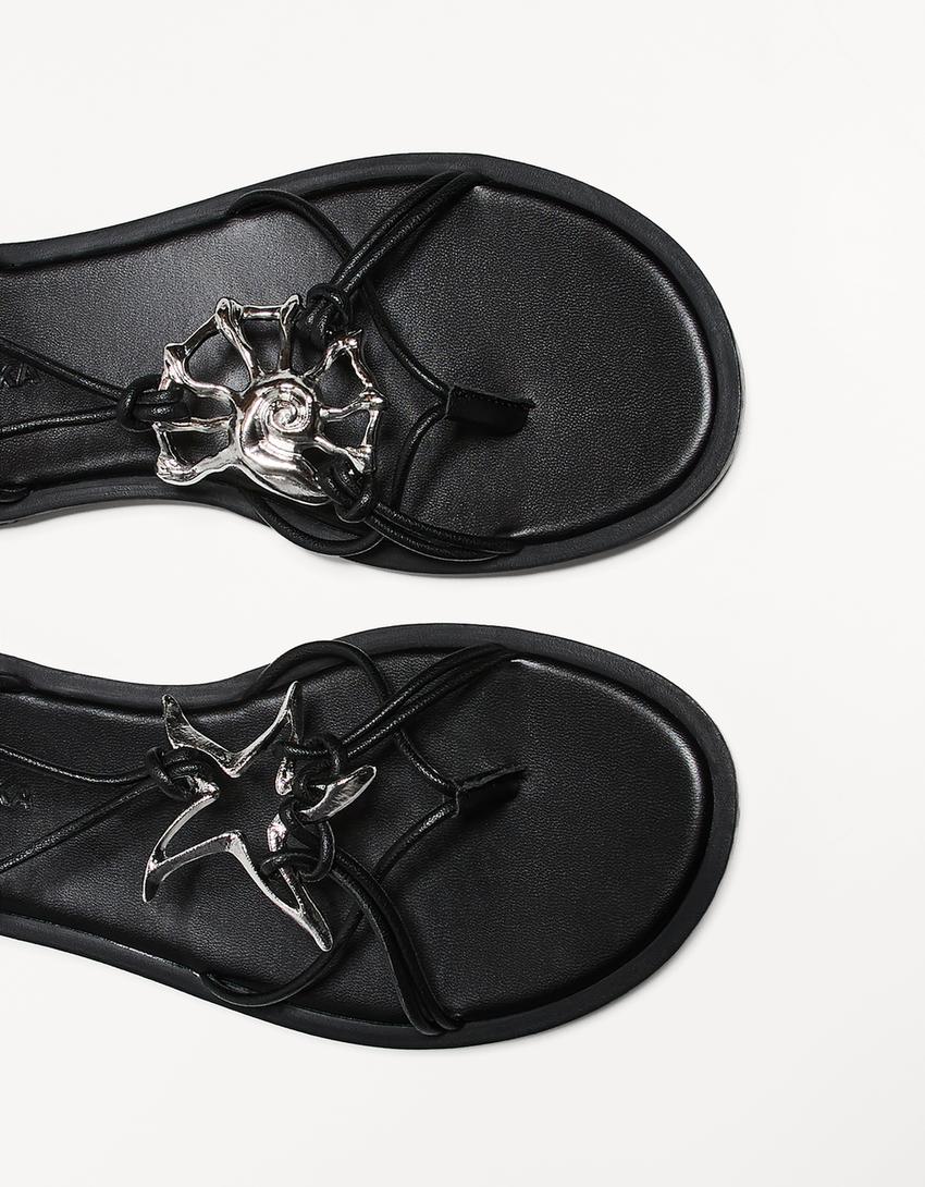 صندل مسطح بأربطة وتفصيل معدني-أسود