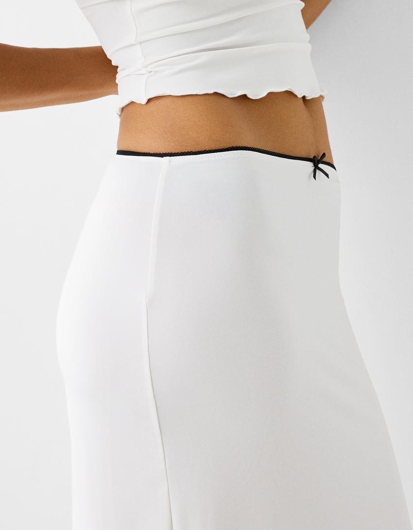 تنورة متوسطة الطول بتفصيل ربطة-أبيض مطفي-7