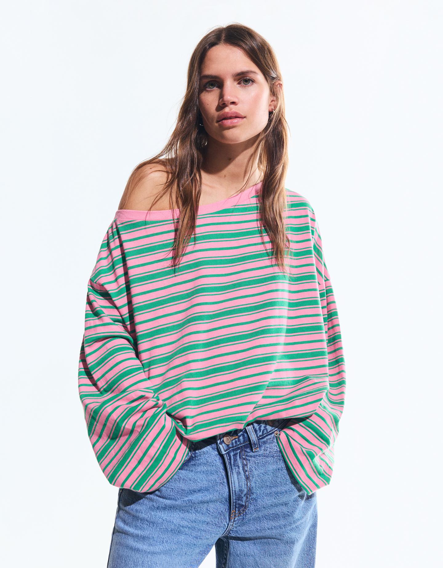Bershka koszulka z długim rękawem i asymetrycznym dekoltem z nadrukiem różowy