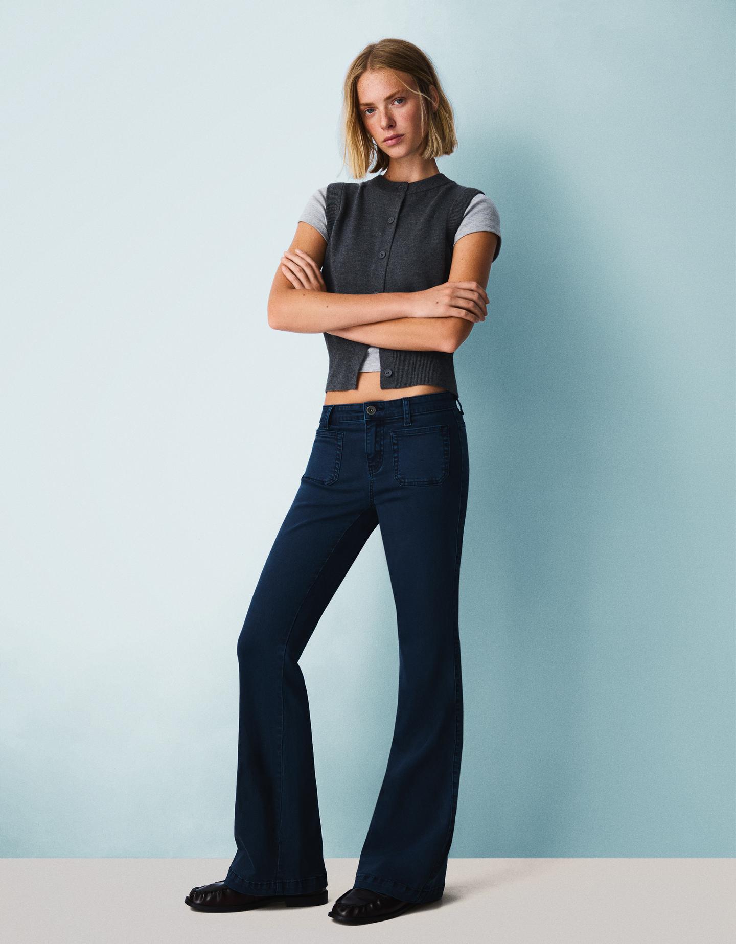 Bershka spodnie o kroju flare z kieszeniami z patkami granatowy