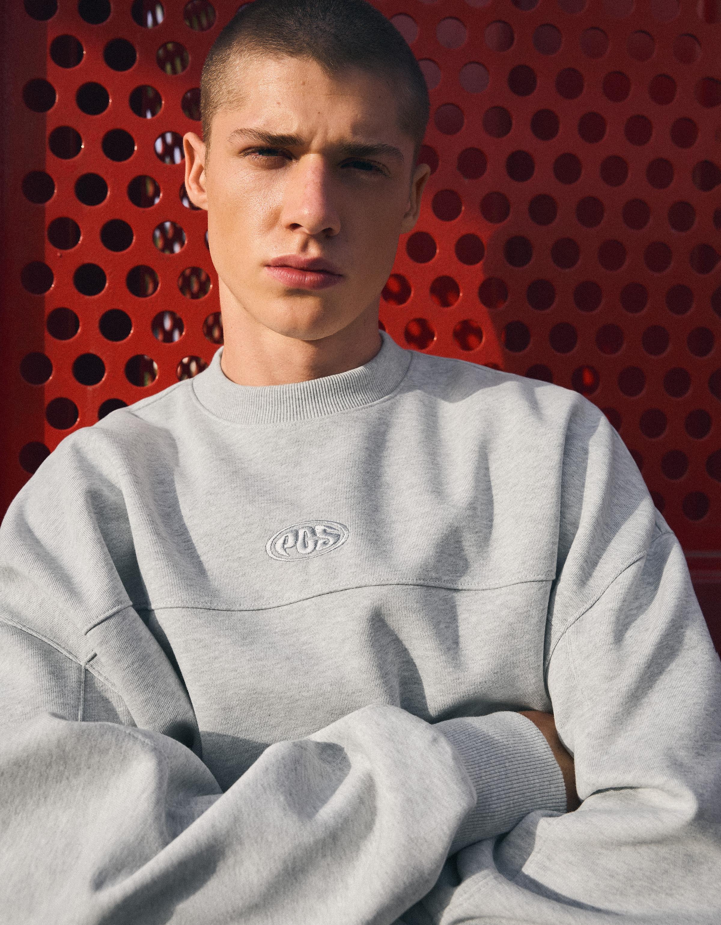Round neck patch sweatshirt — Grey