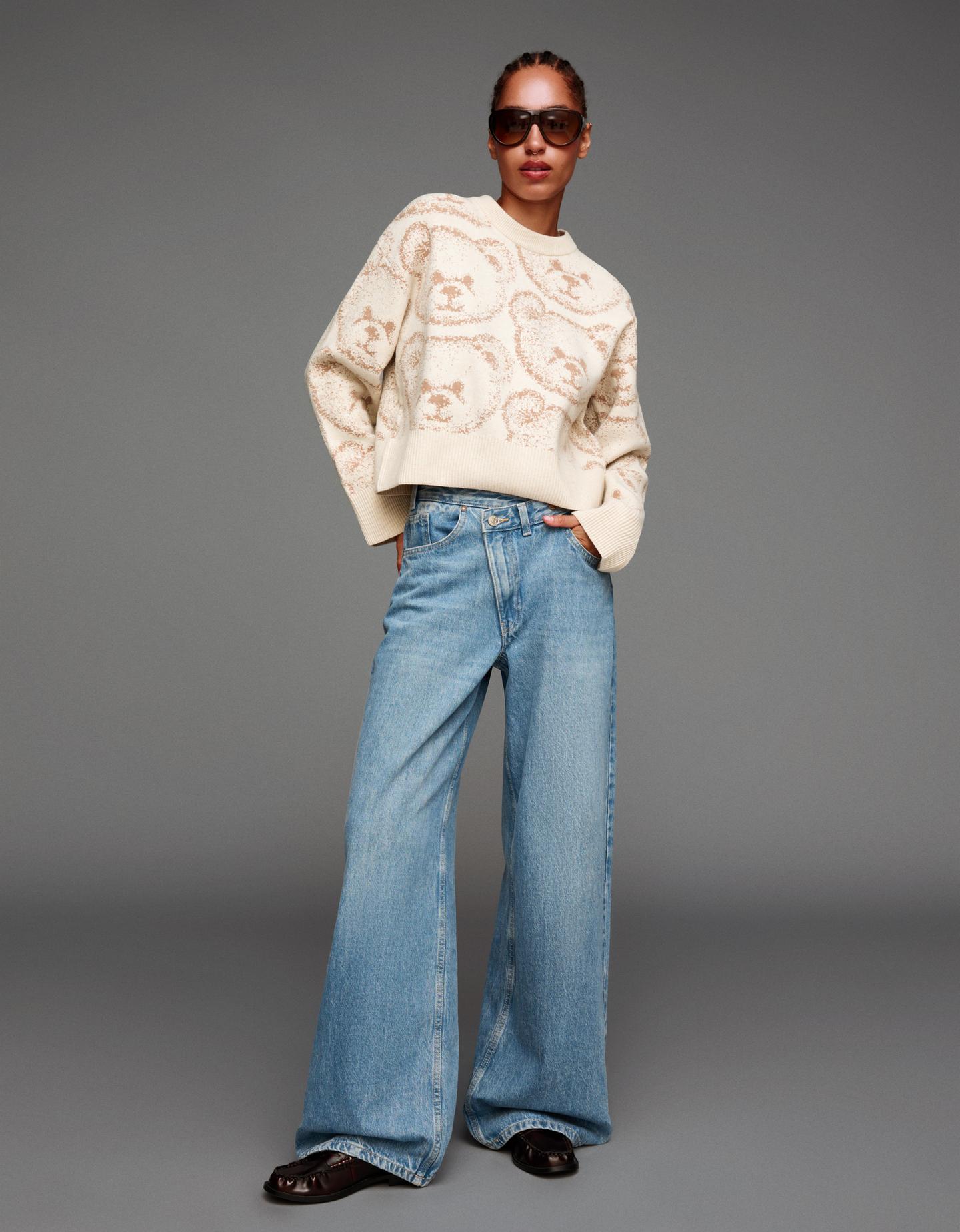 Bershka sweter żakardowy z nadrukiem piaskowy