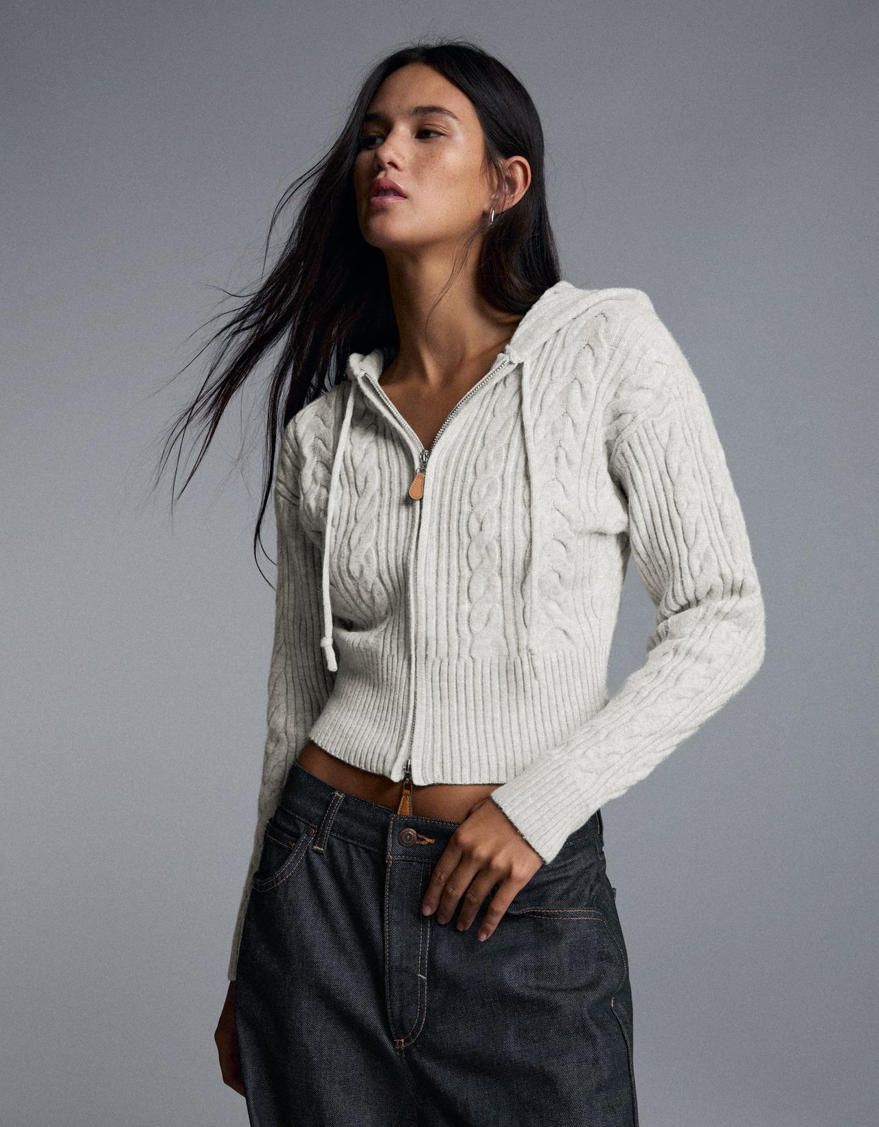Hooded cable-knit jacket — Grey