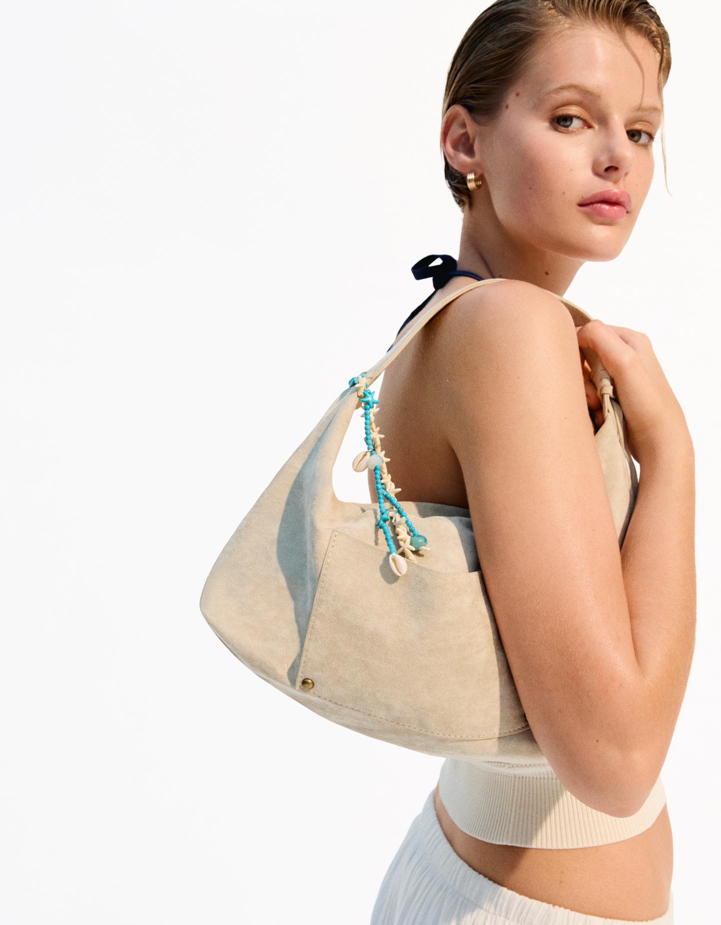 Bershka torebka ze sztucznego zamszu piaskowy