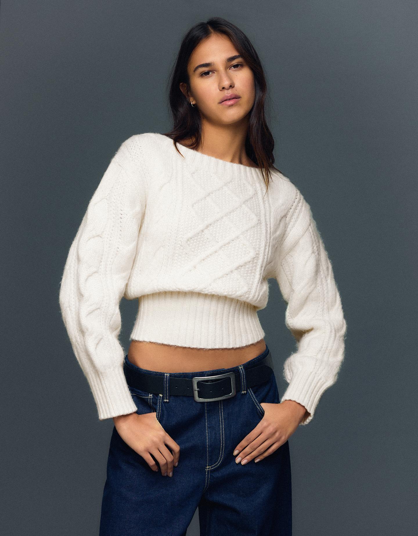 Bershka sweter z dekoltem w łódkę i warkoczowym splotem kremowy