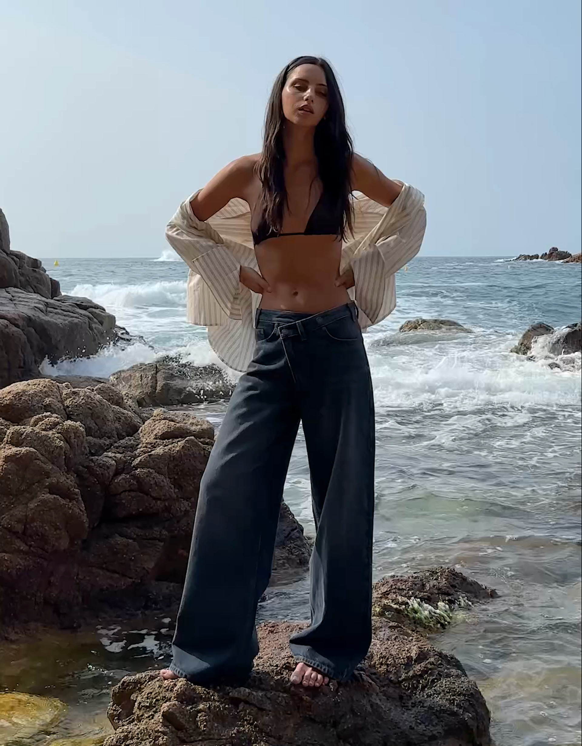 Jeans mit weitem Bein und überkreuzter Taille