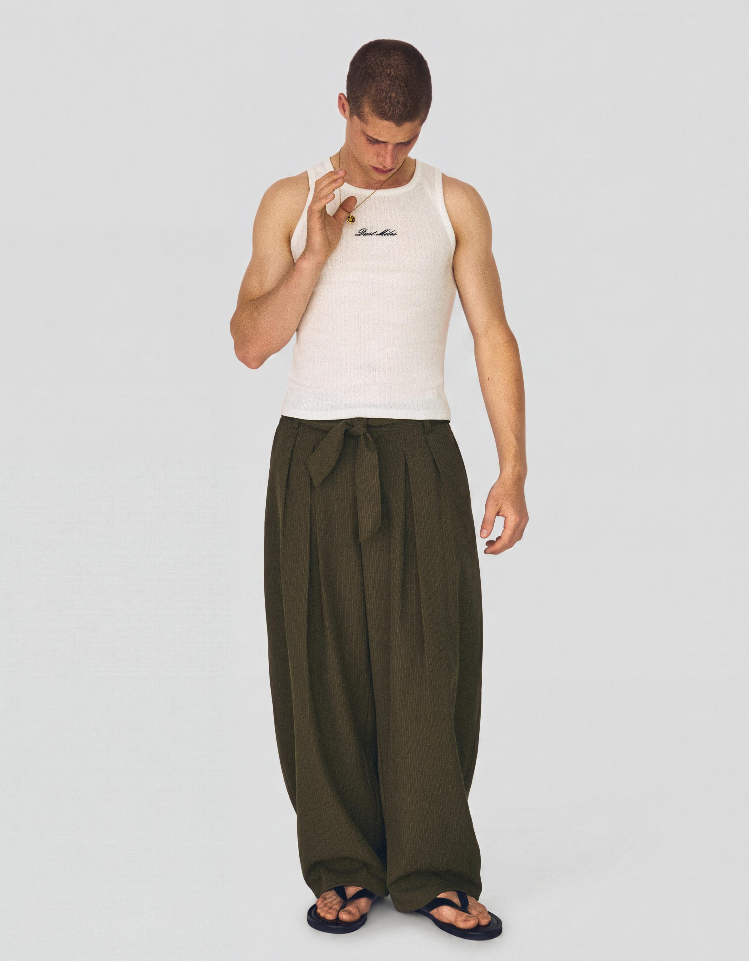 Barrel-leg trousers with darts and belt — Khaki