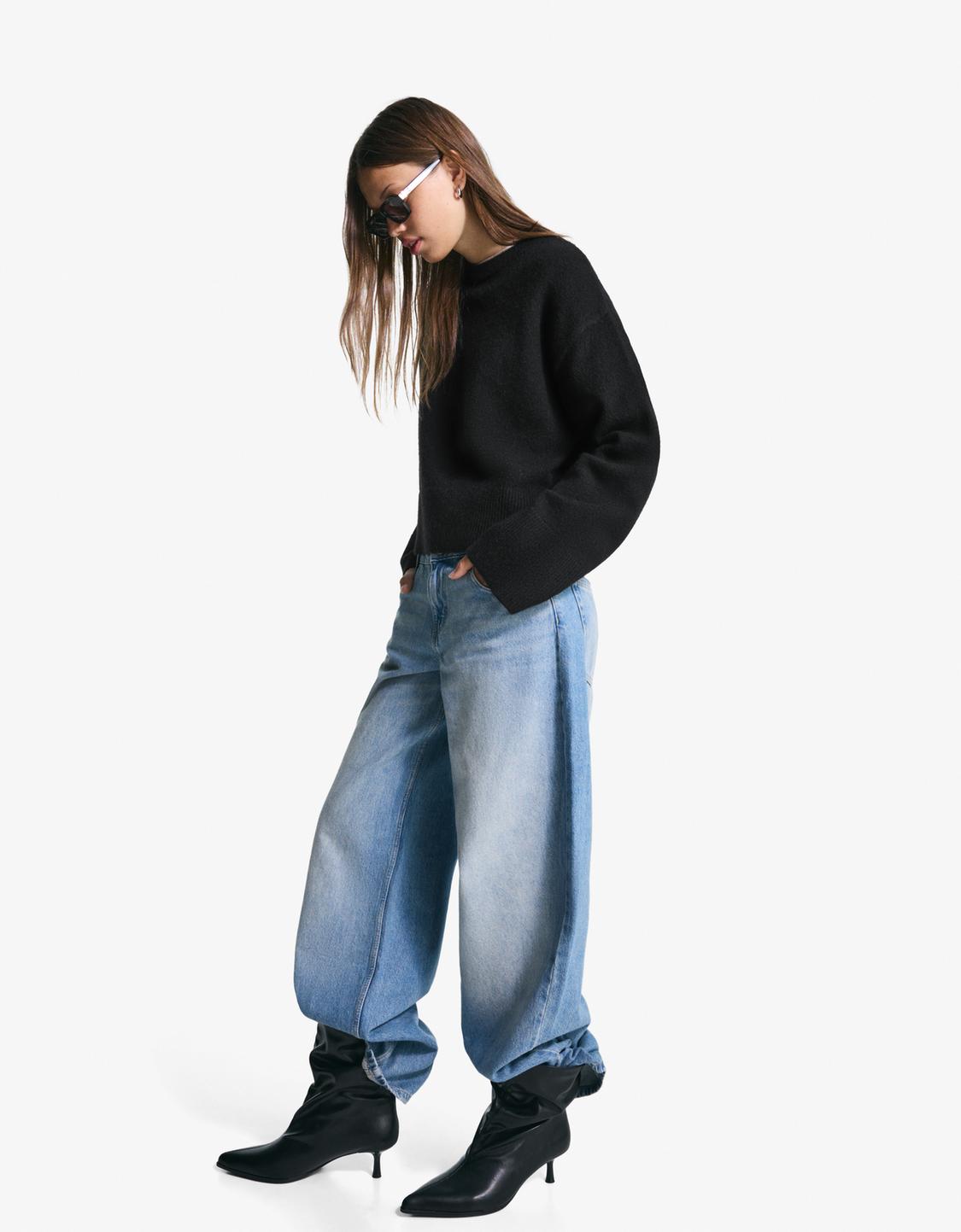Wide-leg low-waist jeans