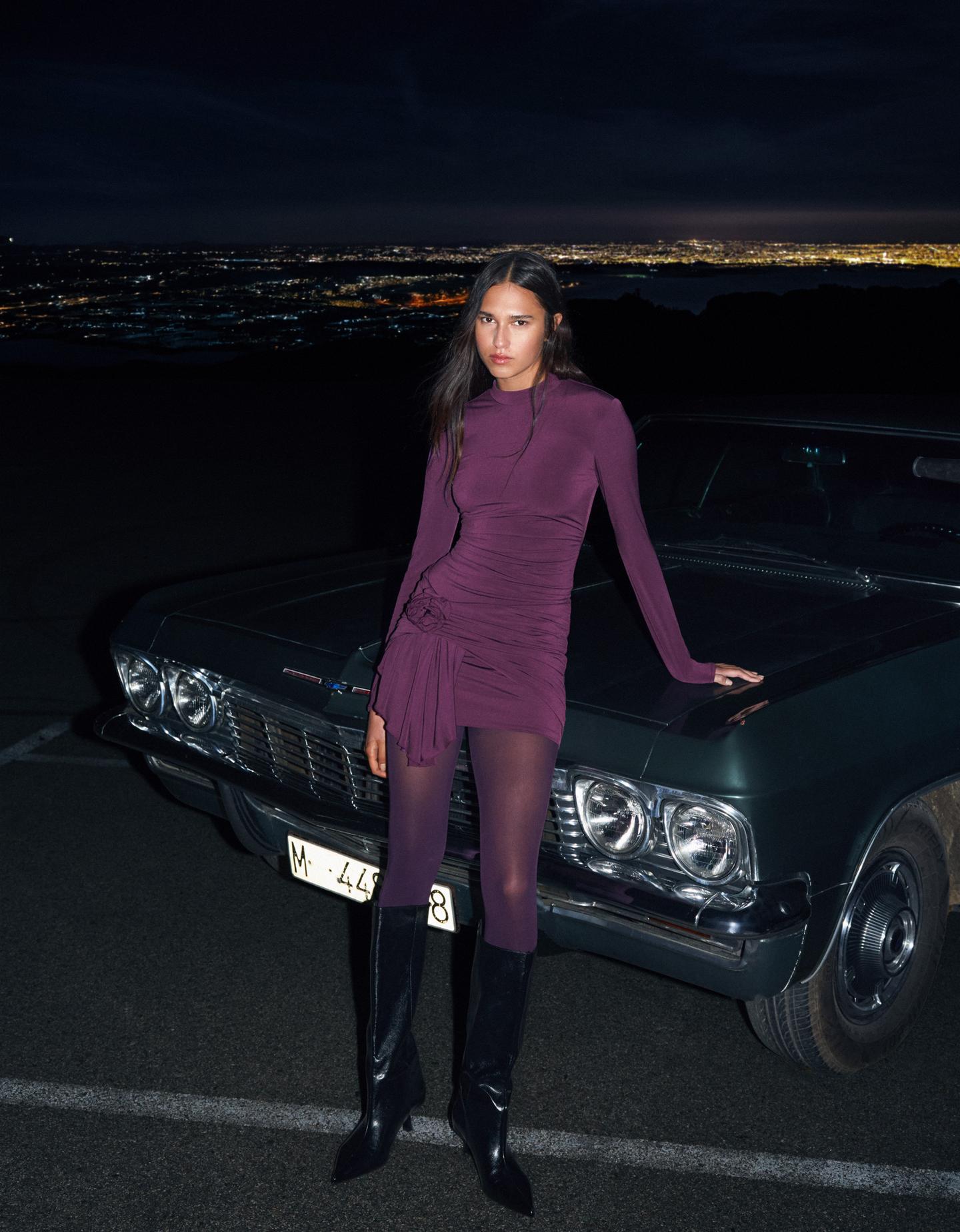 Bershka sukienka mini z marszczeniem, paskiem i kwiatem fioletowy