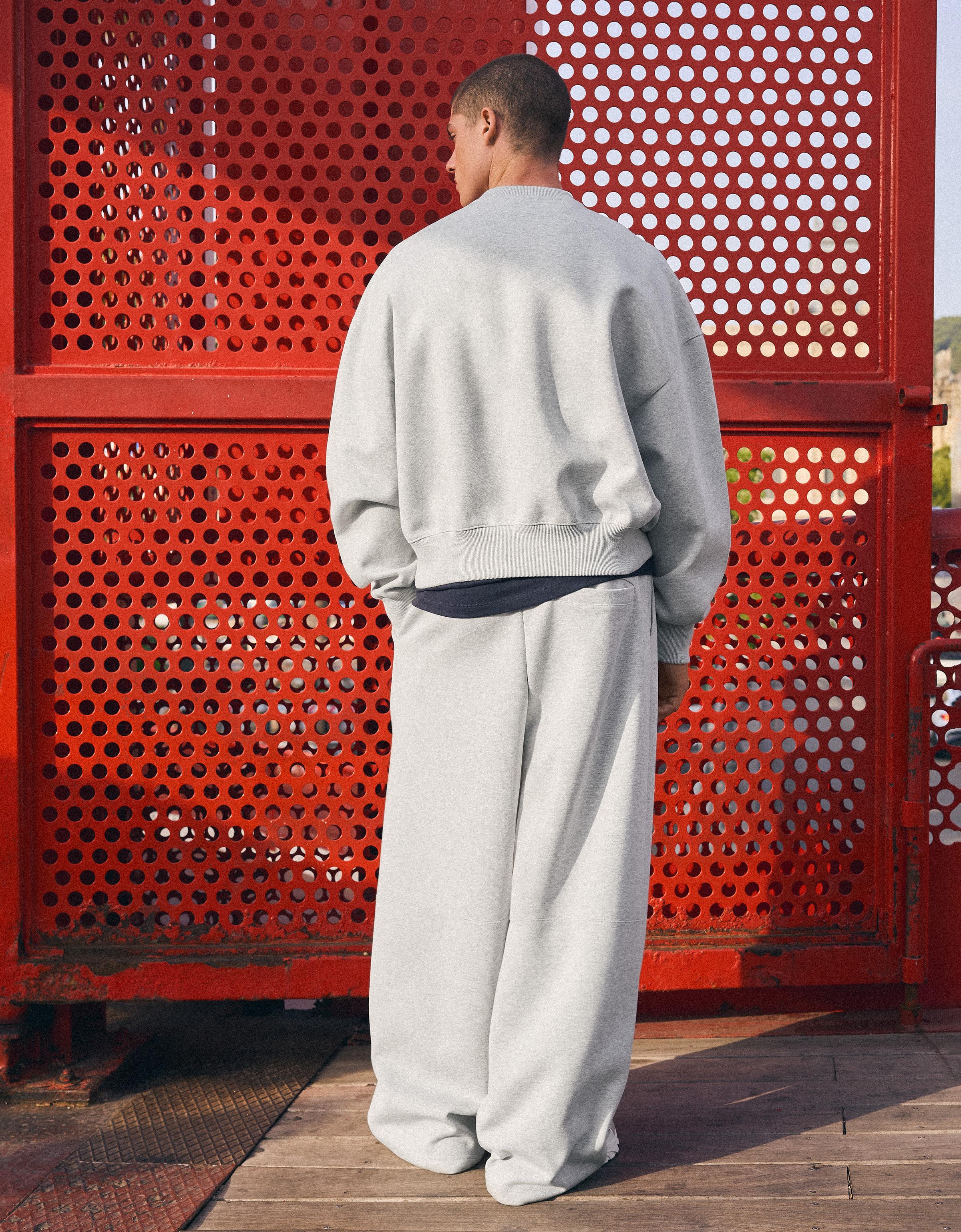 Round neck patch sweatshirt — Grey