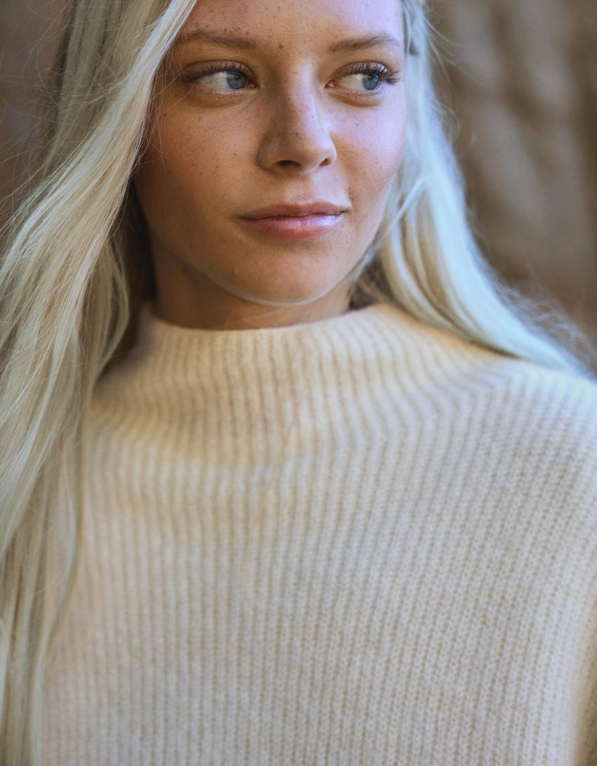 سويتر بأكمام منفوشة-كريمي