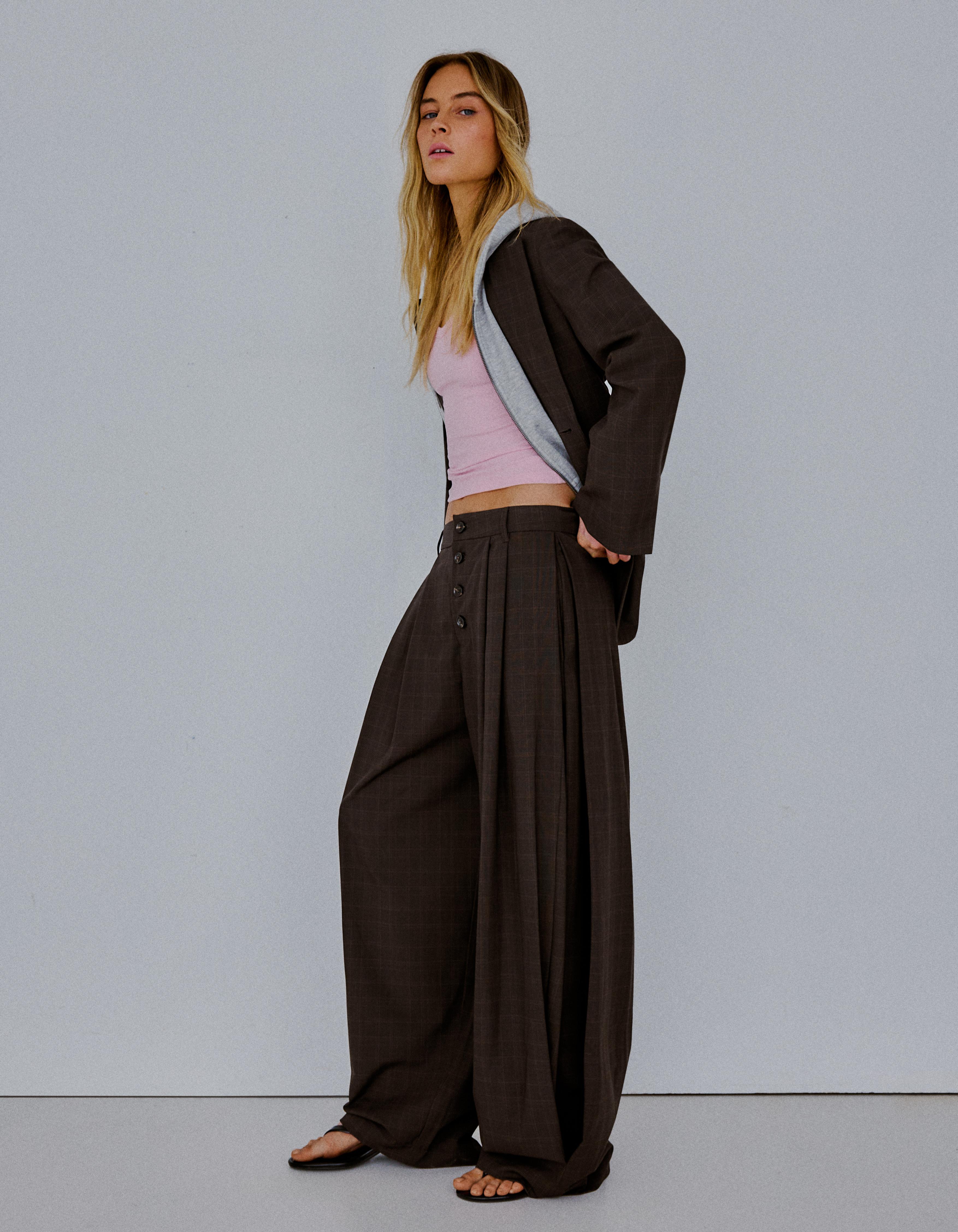Bershka Pantalón Pliegues Laterales Mujer 32 Marrón