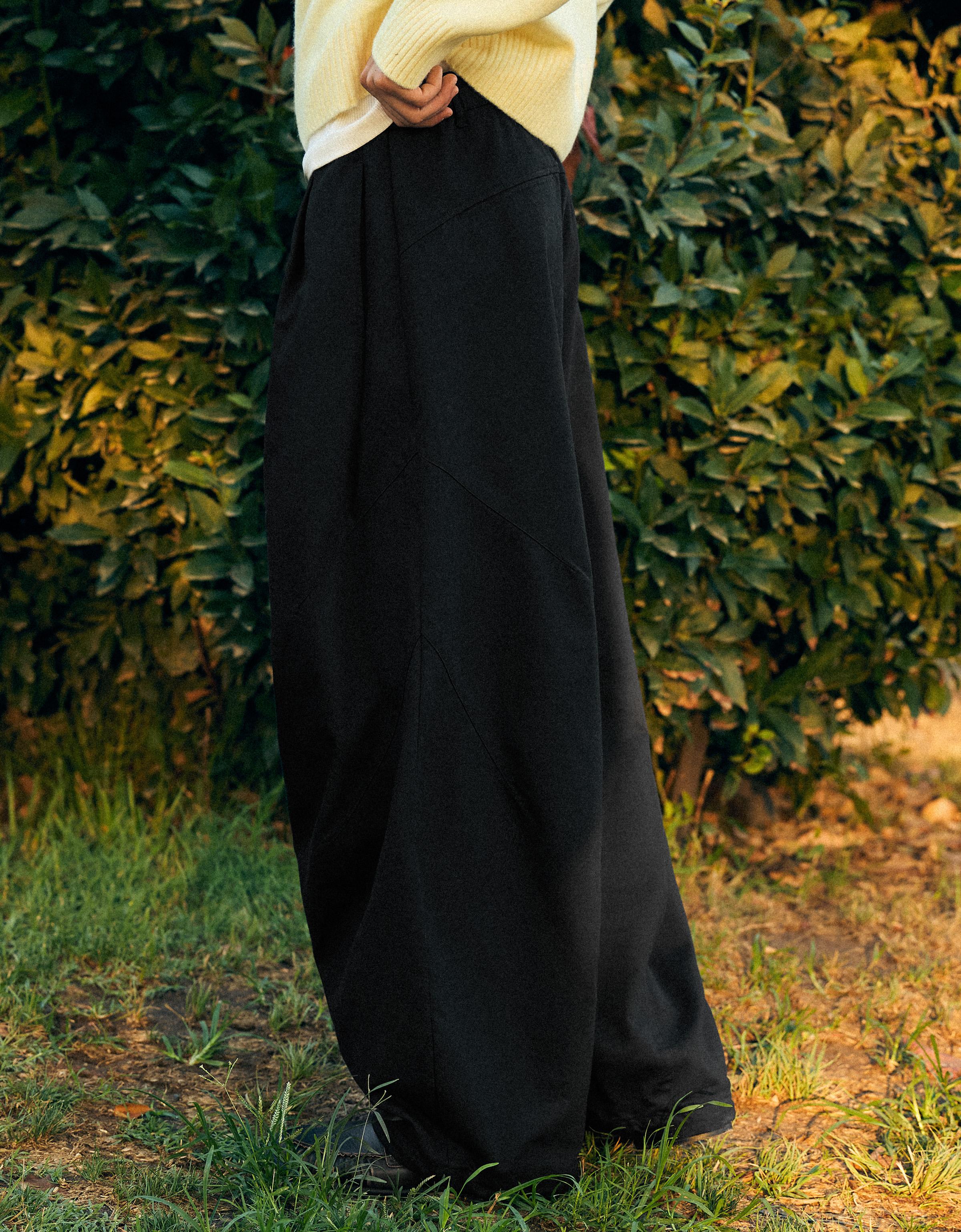 Darted barrel leg trousers — Black