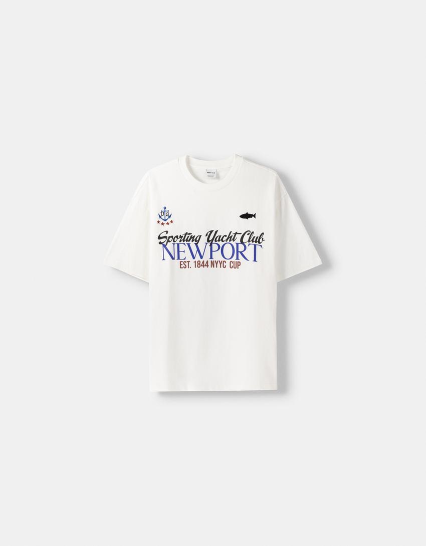 تيشرت بقصّة مربعة وأكمام قصيرة وطبعة-أبيض-4