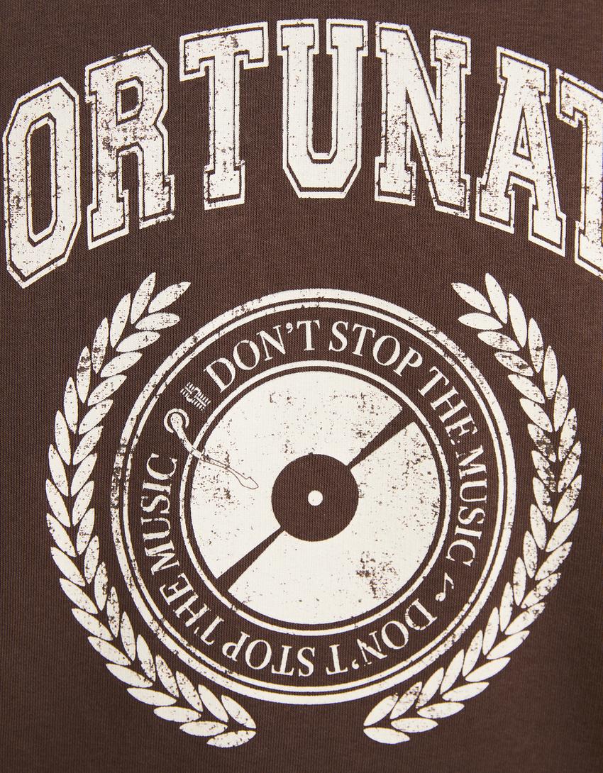 Sudadera cropped print varsity-Marrón-5