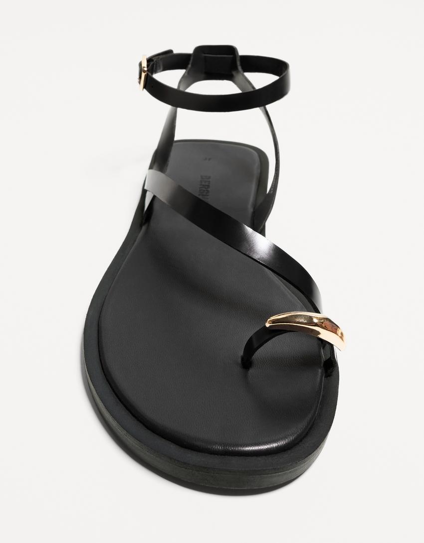 صندل مسطح بتفصيل معدني-أسود