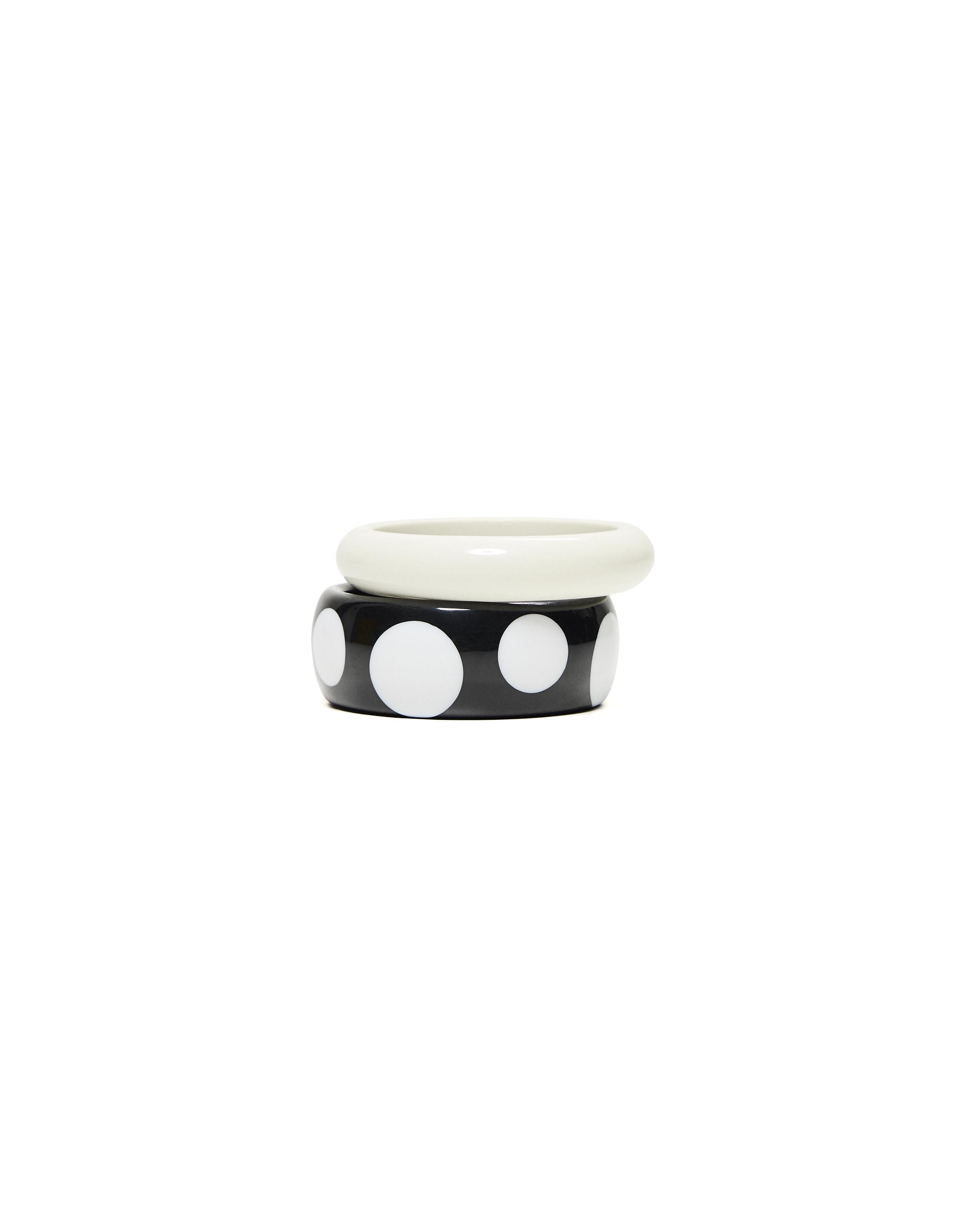 Pack of resin bracelets