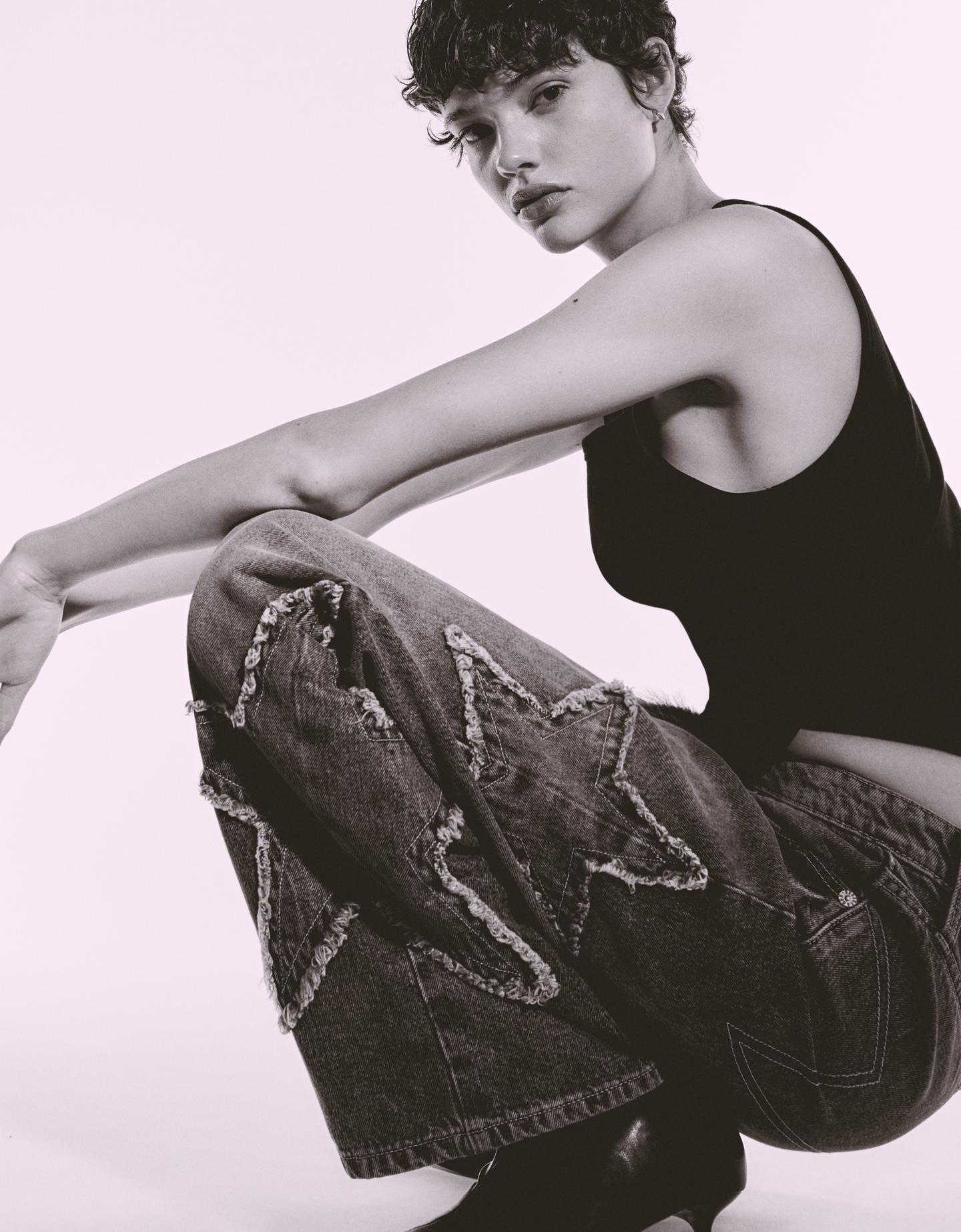 Bershka jeansy o kroju baggy z frędzlami i gwiazdą szary