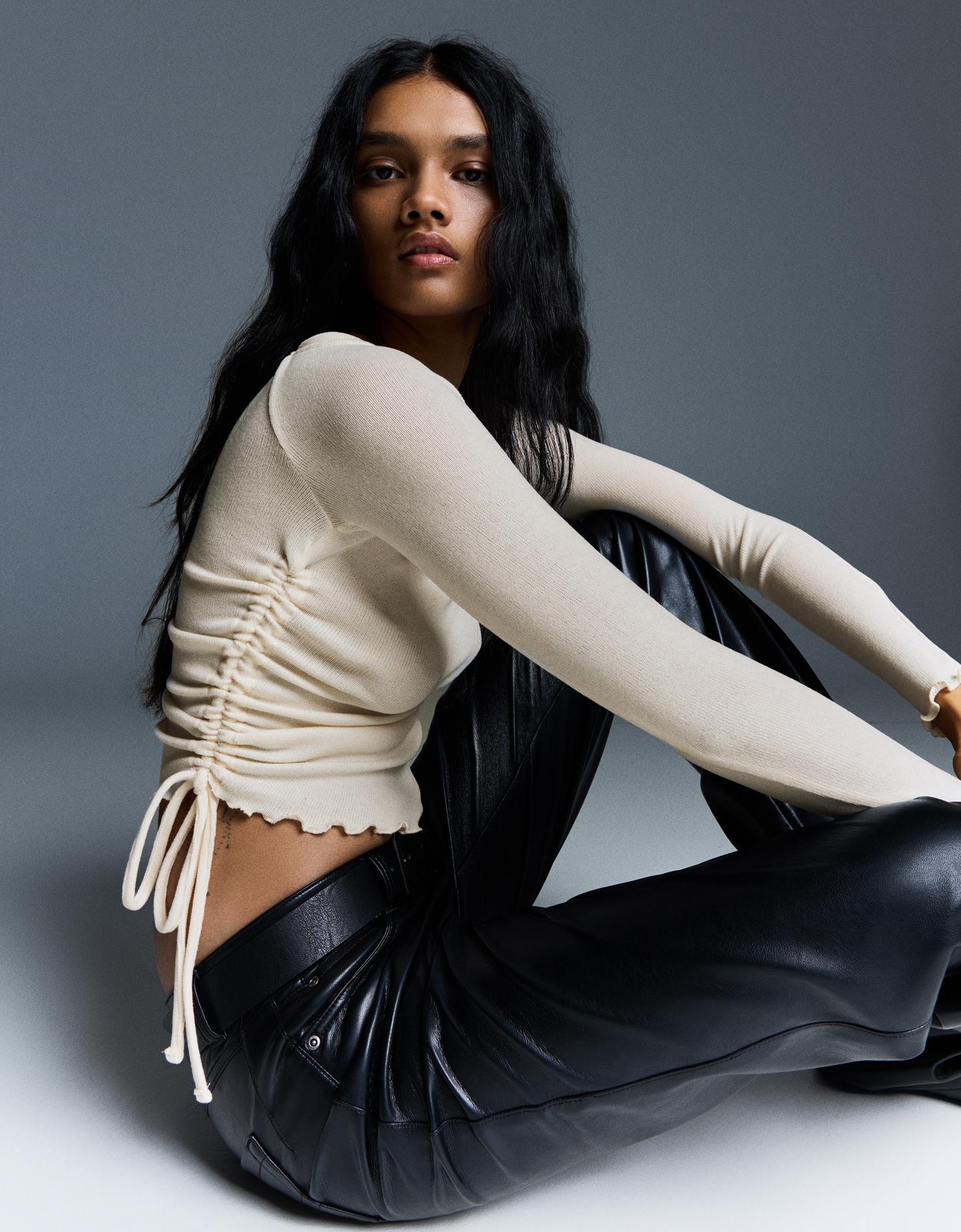 Bershka koszulka z długim rękawem z asymetrycznym marszczeniem kremowy