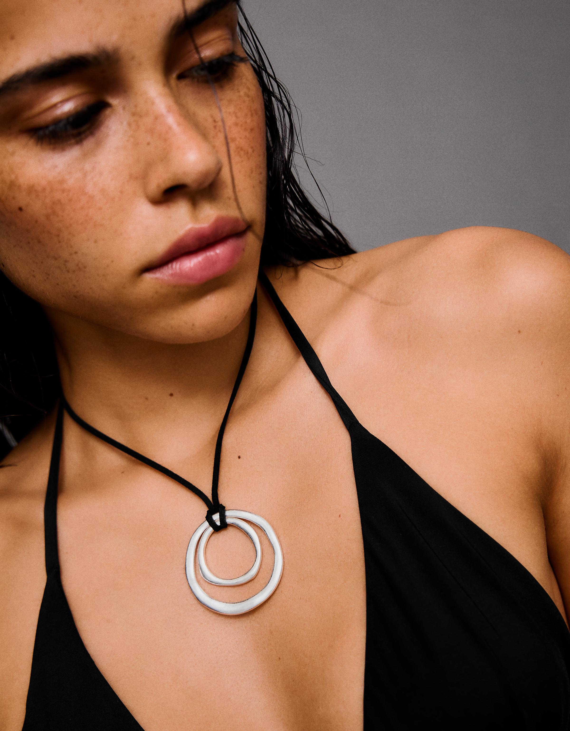 Double circle pendant cord necklace — Silver